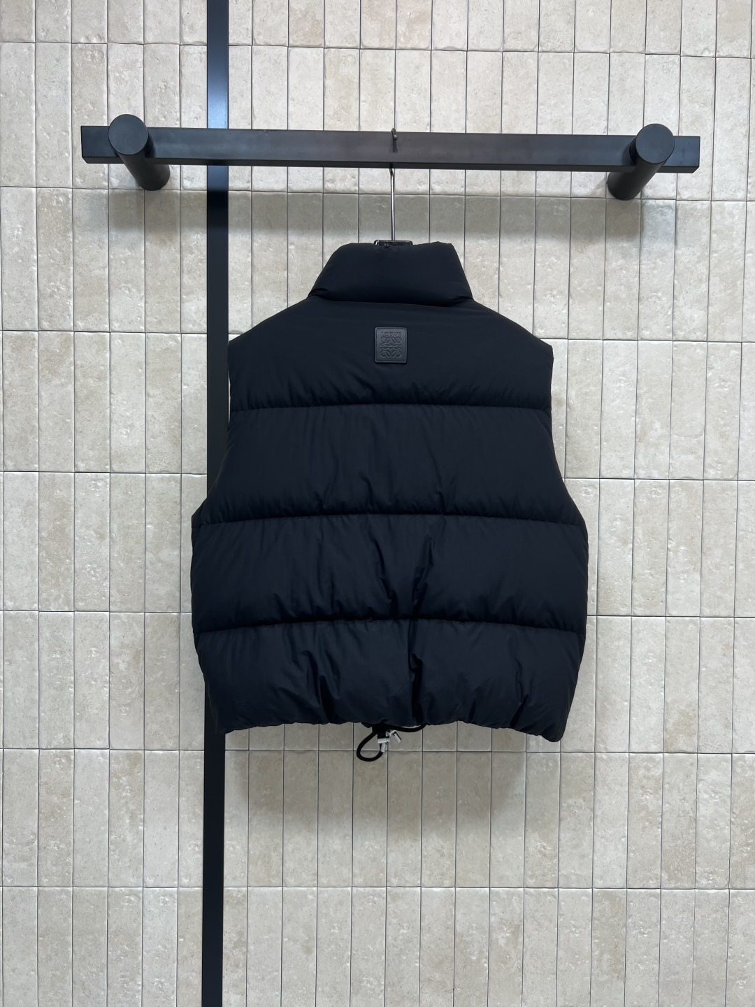 LW家 25秋冬新款 立领短款面包羽绒服马甲 立领短款面包服版型 下摆花边苞抽绳收腰设计 上身帅气时髦 