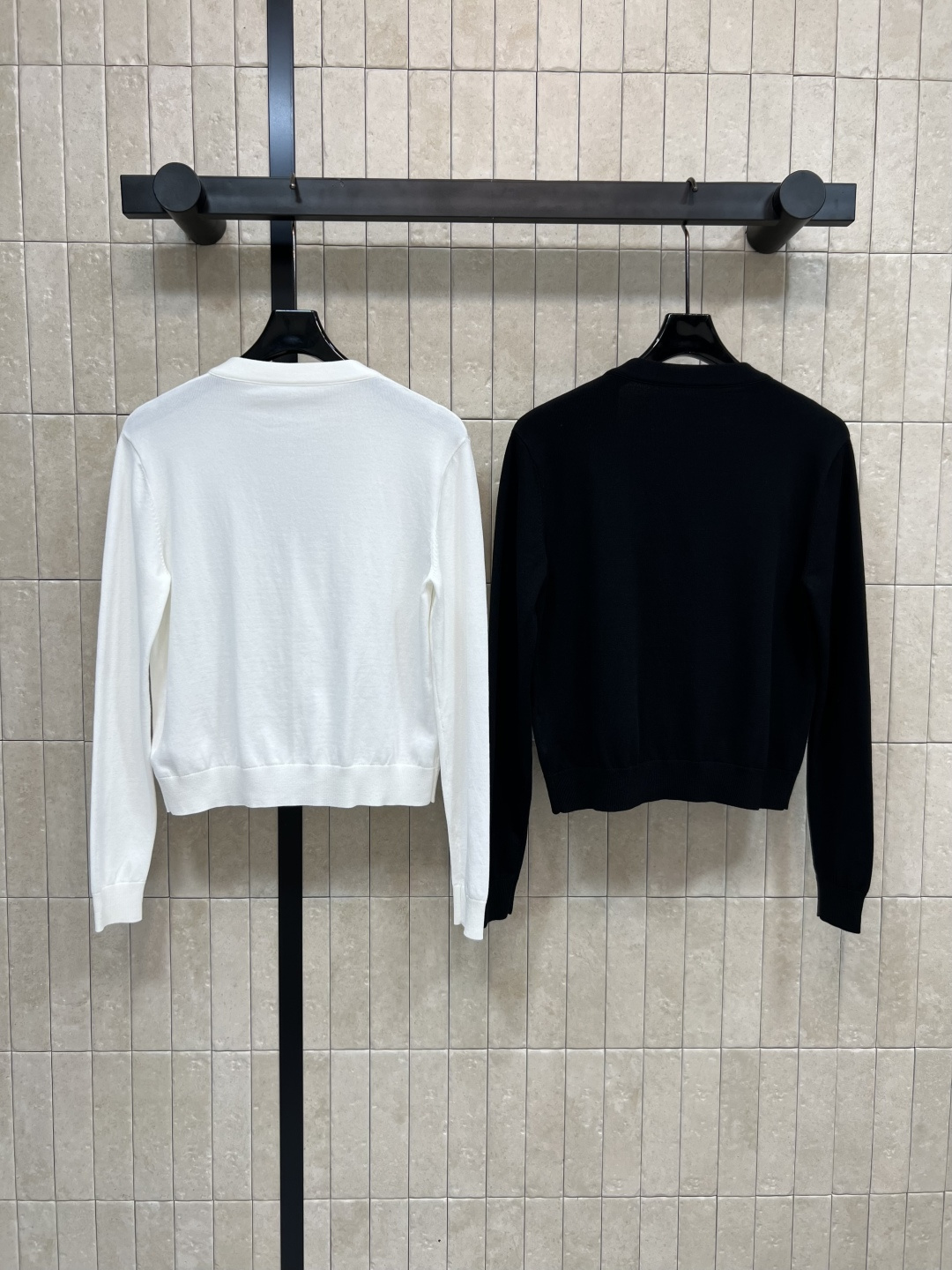 25早秋新款 V领拉链针织开衫外套  秋冬必备慵懒感外套 黑白色系让人看着就很优雅大方 简约版型又不失时