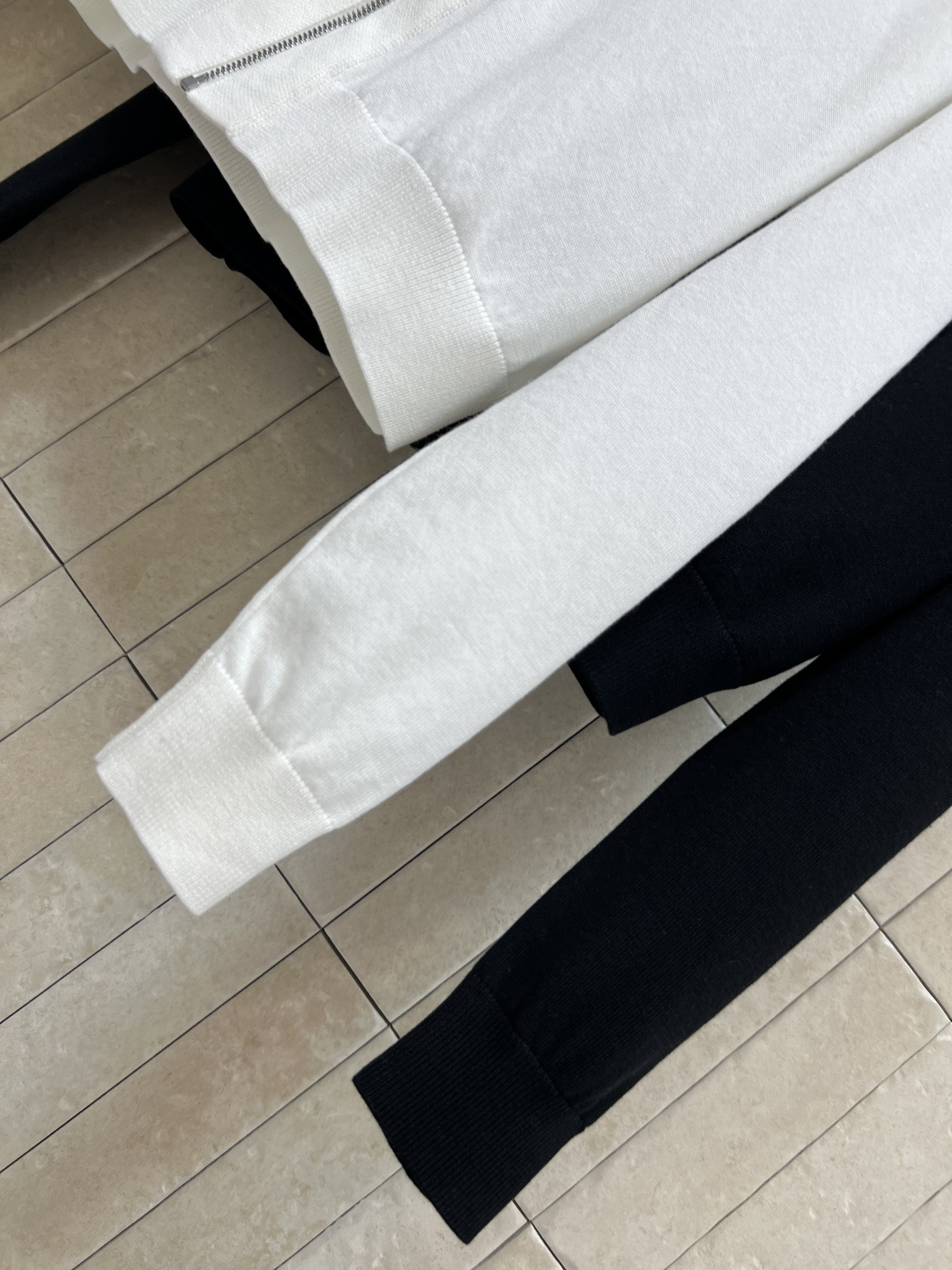 25早秋新款 V领拉链针织开衫外套  秋冬必备慵懒感外套 黑白色系让人看着就很优雅大方 简约版型又不失时