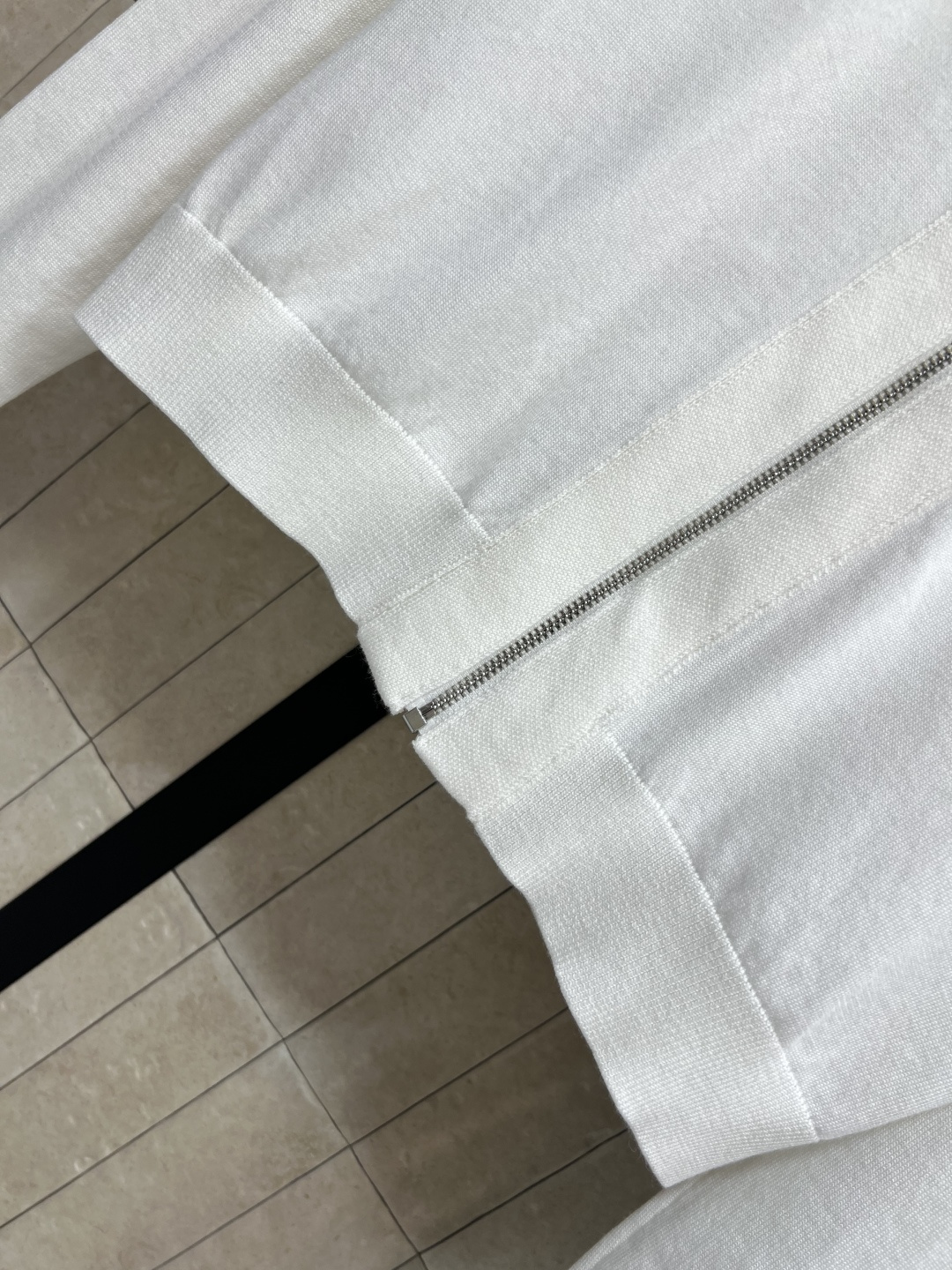 25早秋新款 V领拉链针织开衫外套  秋冬必备慵懒感外套 黑白色系让人看着就很优雅大方 简约版型又不失时