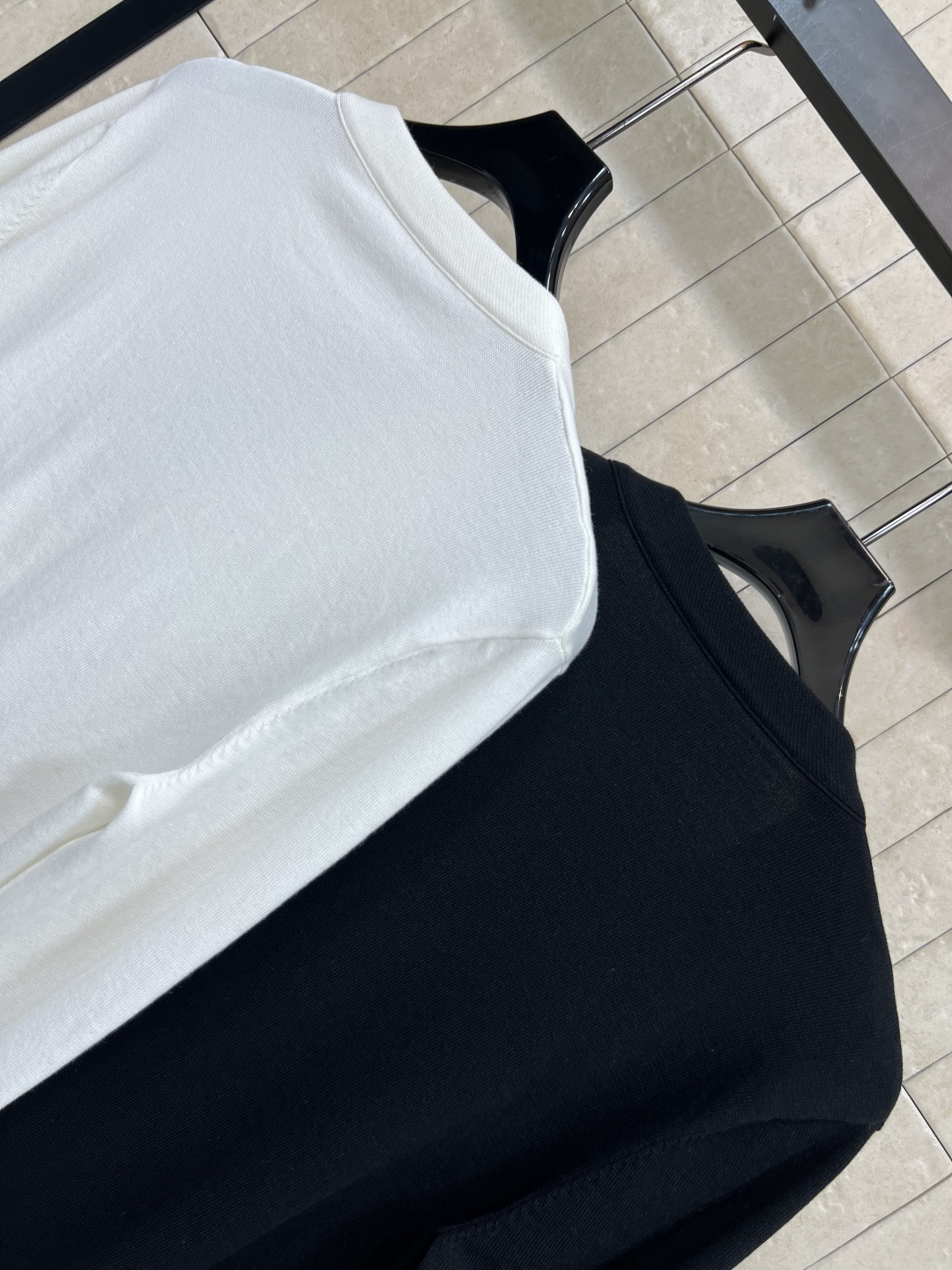 25早秋新款 V领拉链针织开衫外套  秋冬必备慵懒感外套 黑白色系让人看着就很优雅大方 简约版型又不失时