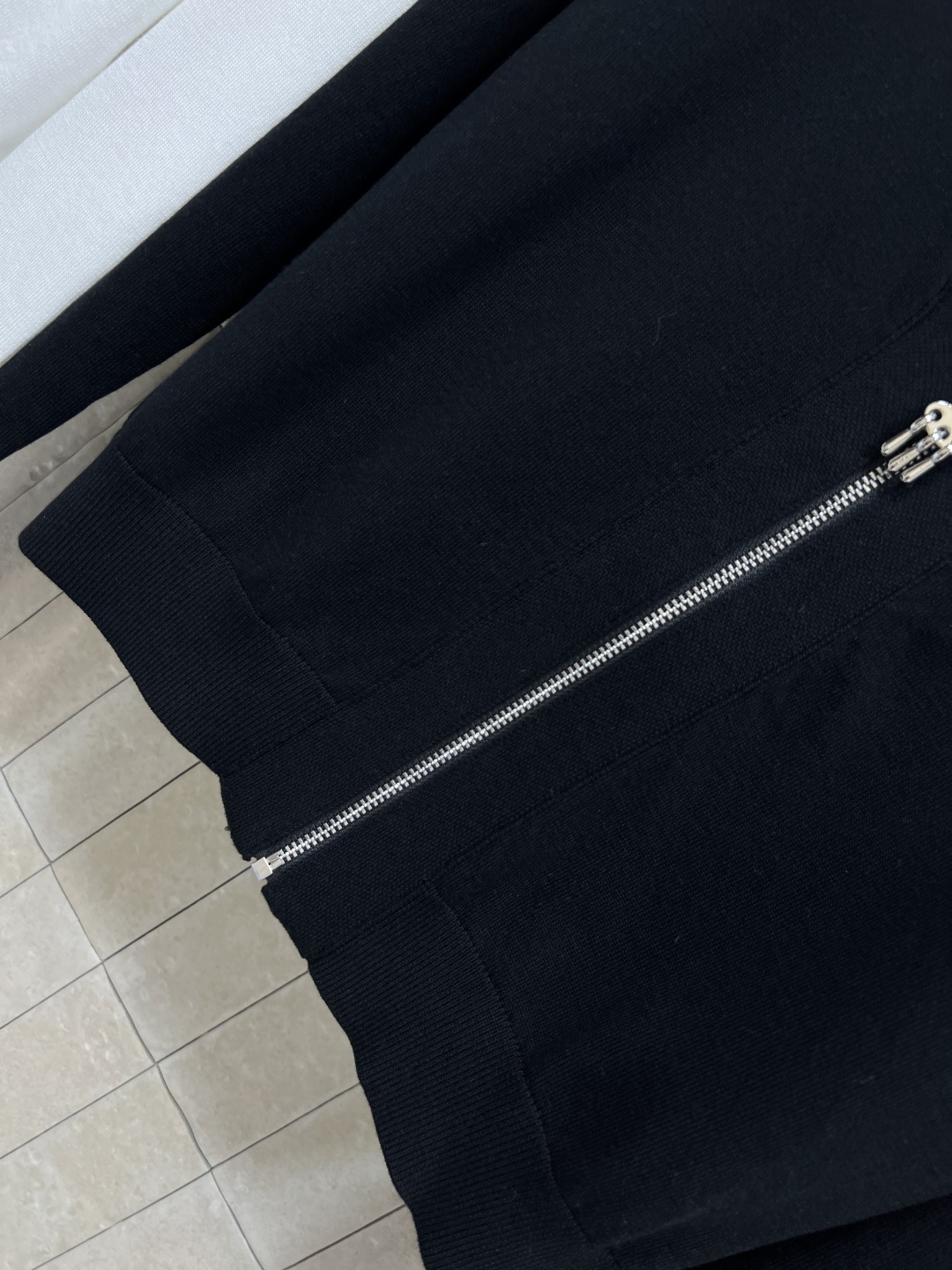 25早秋新款 V领拉链针织开衫外套  秋冬必备慵懒感外套 黑白色系让人看着就很优雅大方 简约版型又不失时