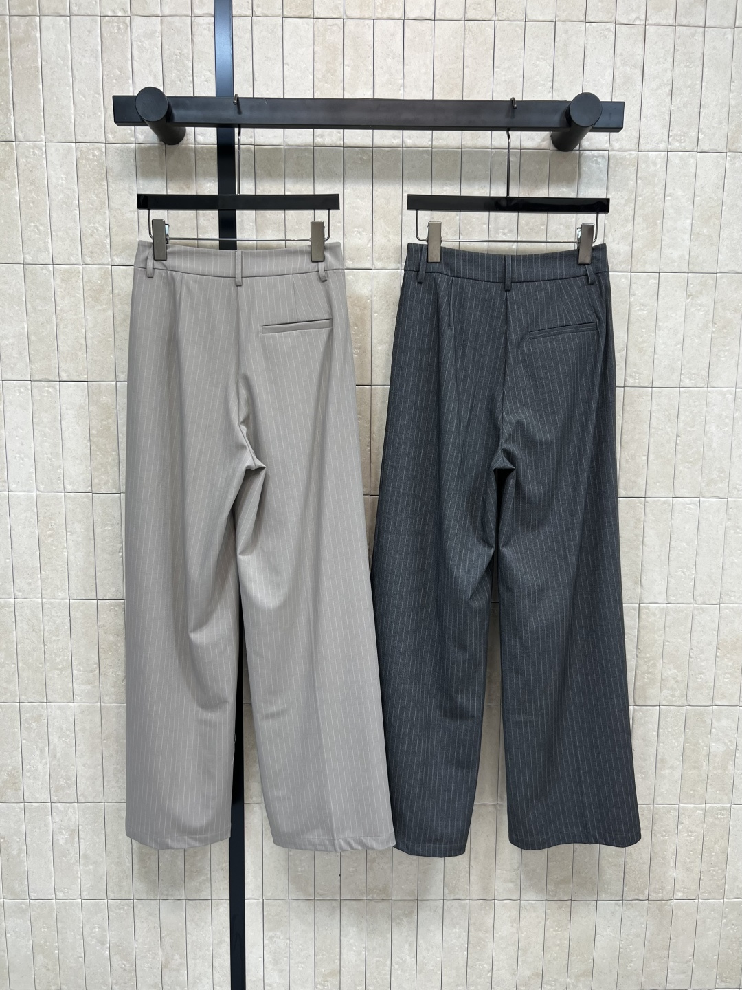 PD家 25早秋新款  三角徽标西装裤 纽扣开合 配勾扣 真皮腰带和搭扣细节 涂珐琅金属三角徽标点缀 自