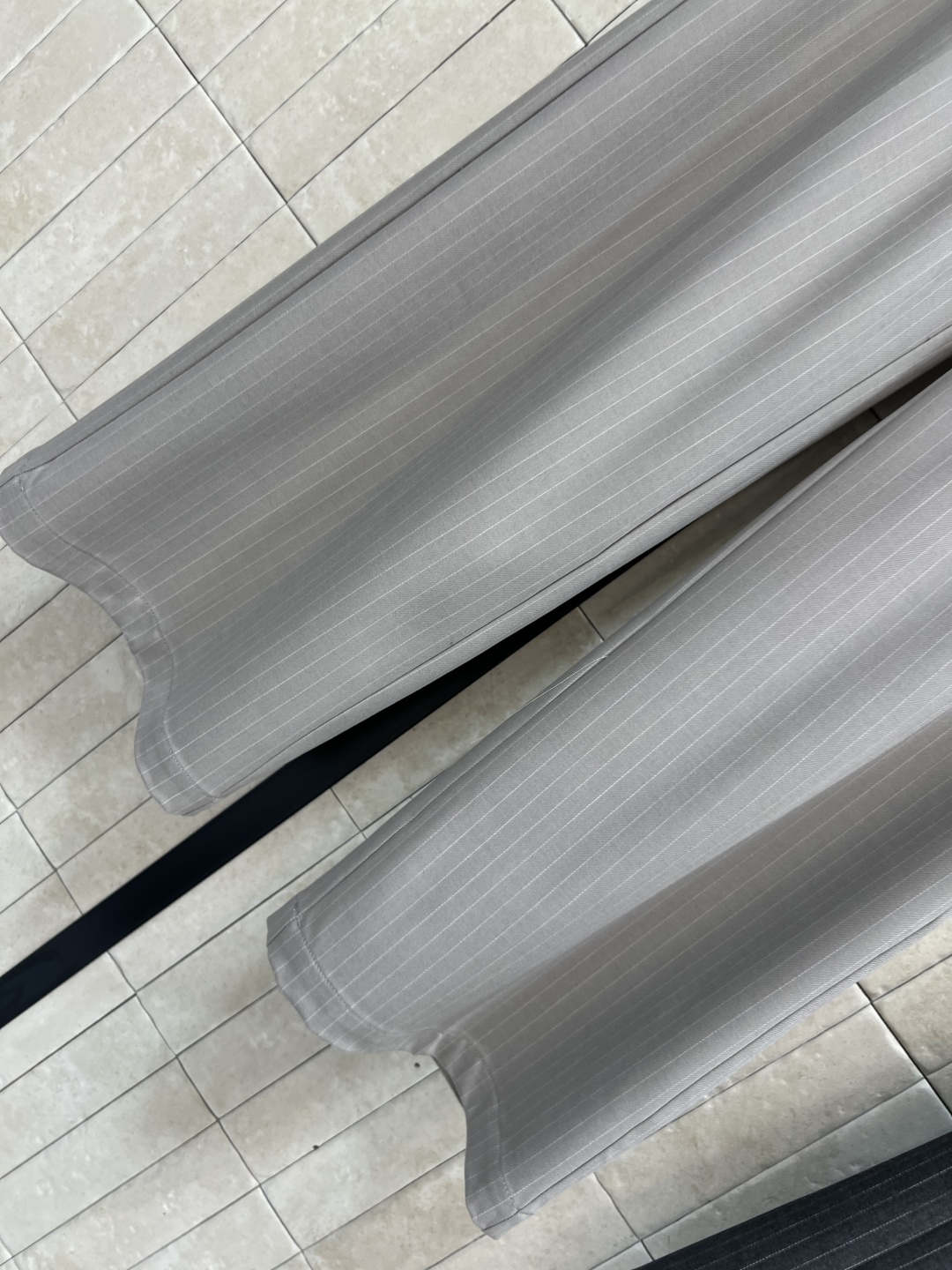 PD家 25早秋新款  三角徽标西装裤 纽扣开合 配勾扣 真皮腰带和搭扣细节 涂珐琅金属三角徽标点缀 自