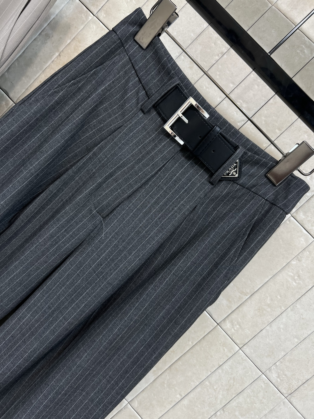 PD家 25早秋新款  三角徽标西装裤 纽扣开合 配勾扣 真皮腰带和搭扣细节 涂珐琅金属三角徽标点缀 自