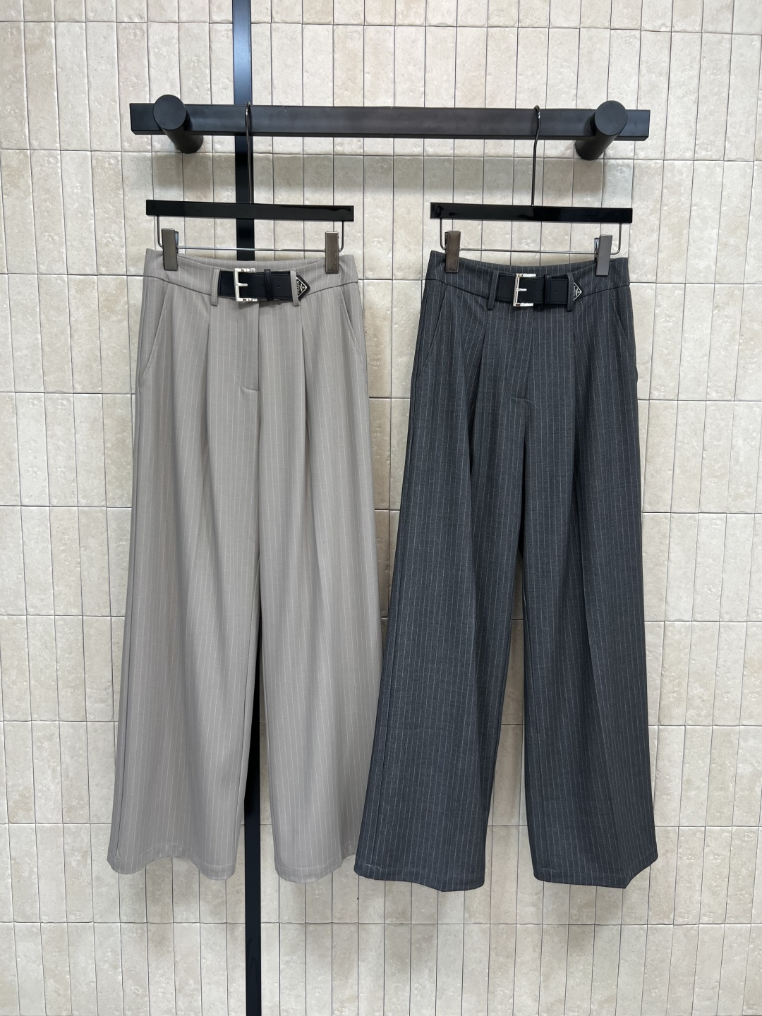 NO:469776,PD Home 25 early autumn new style triangle logo suit pants button opening and closing with hook buckle leather belt and buckle details coated with enamel metal triangle logo embellishment with brand iconic fashionable and elegant slim and tall. The hanging that can be closed in the eyes can be worn with elegant feminine charm easily. The leather buckle adds a cool and handsome feeling. Commuter street photography is absolutely amazing. Two colors and three codes Size/S-M-L, dior, business suit, alexander wang19860909PD家 25早秋新款 三角徽标西装裤 纽扣开合 配勾扣 真皮腰带和搭扣细节 涂珐琅金属三角徽标点缀 自带品牌标志性时髦大气 显瘦显高一绝 可闭眼入的那一挂 轻松搭配就能穿出优雅女性魅力 真皮搭扣更添酷帅感 通勤街拍绝绝子两色三码Size/S-M-L,,dior,business suit,alexander wang,Women's clothing