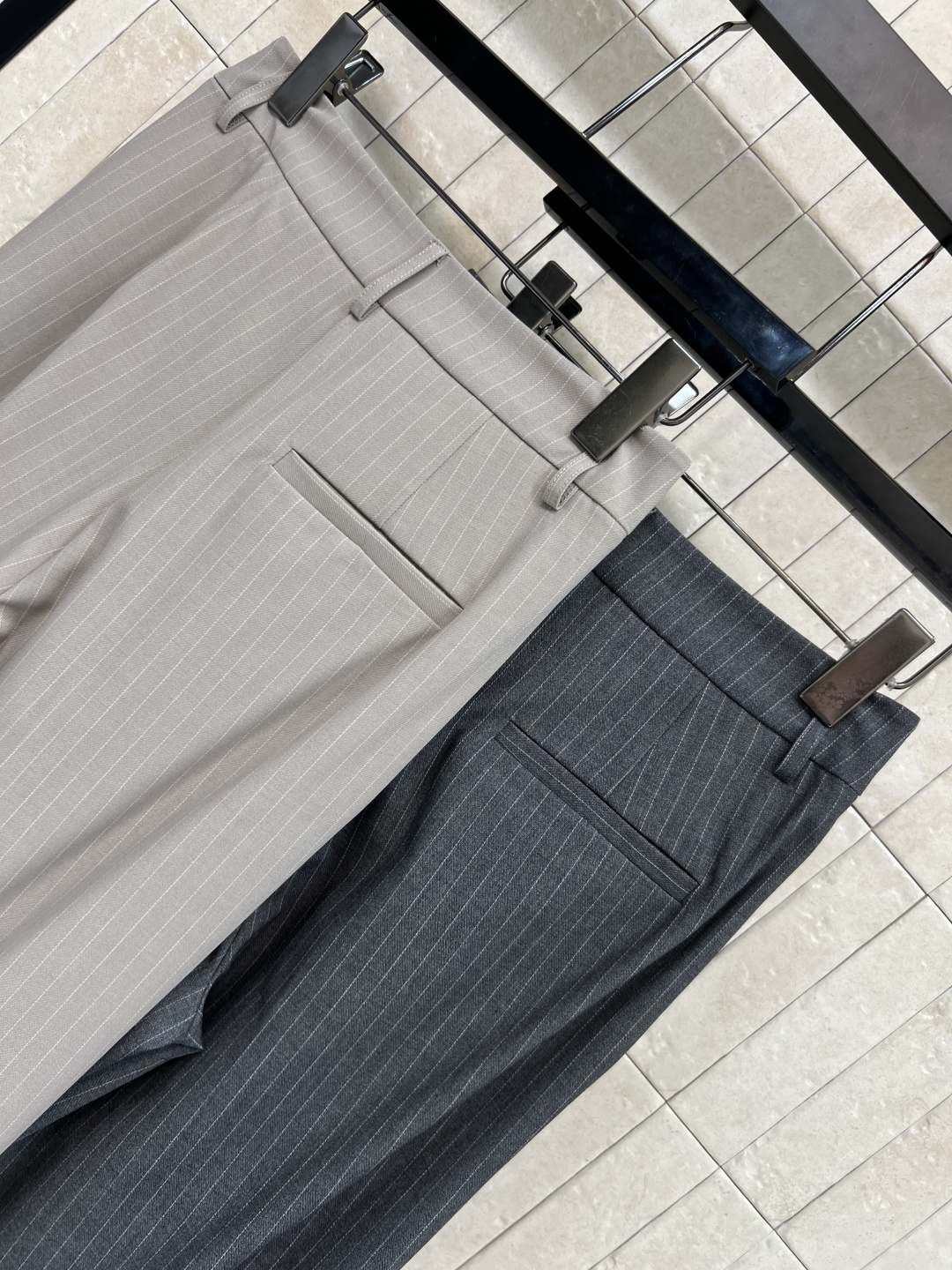 PD家 25早秋新款  三角徽标西装裤 纽扣开合 配勾扣 真皮腰带和搭扣细节 涂珐琅金属三角徽标点缀 自