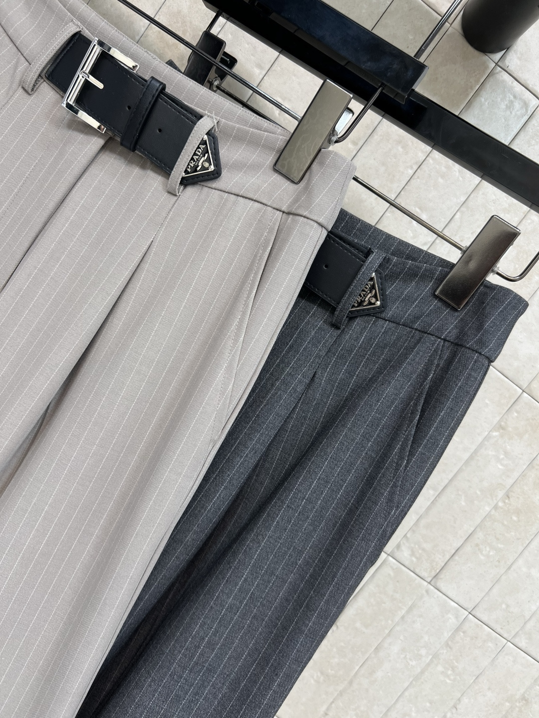 PD家 25早秋新款  三角徽标西装裤 纽扣开合 配勾扣 真皮腰带和搭扣细节 涂珐琅金属三角徽标点缀 自