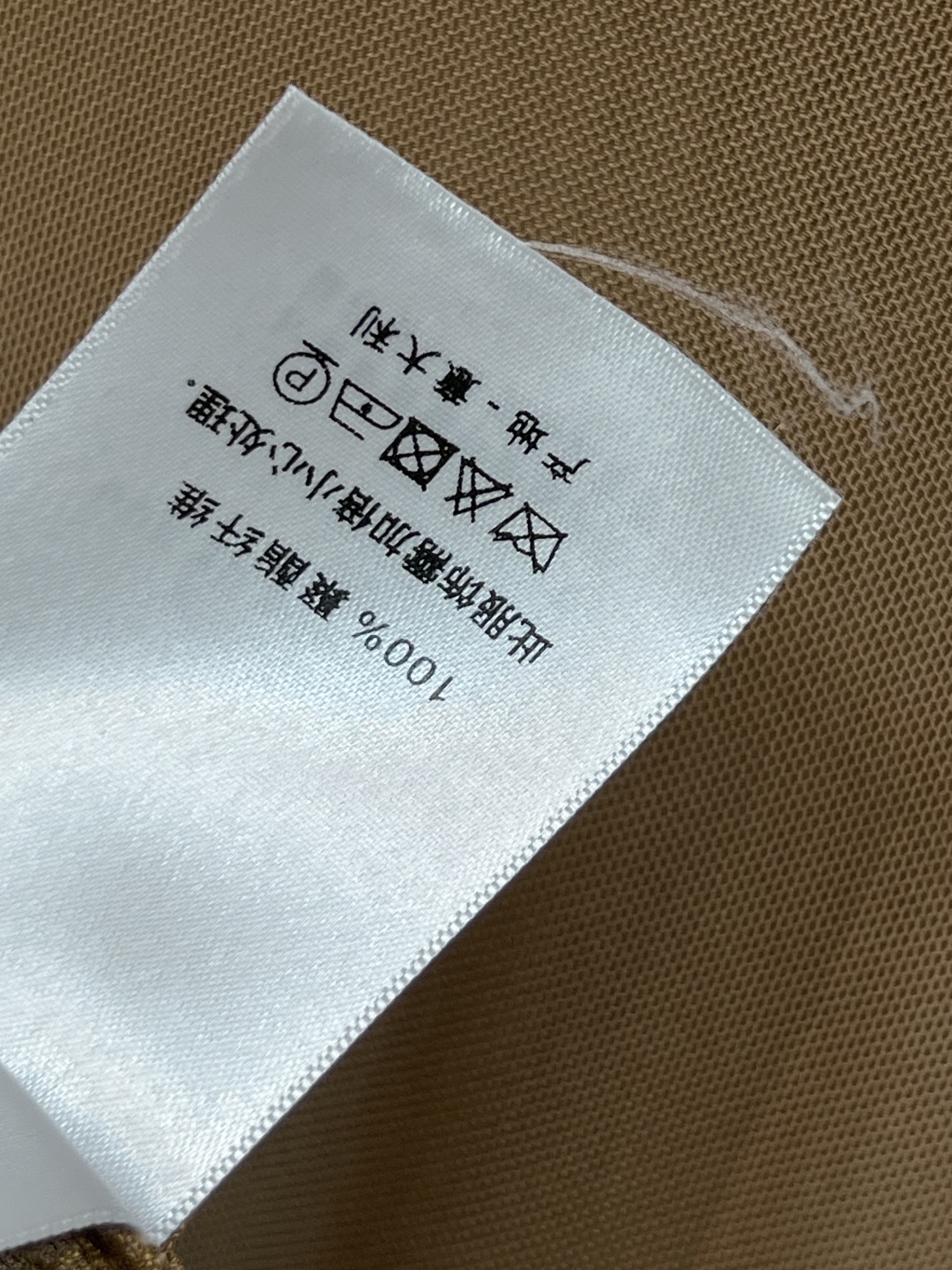 D家 25早秋新款 logo印花网纱打底衫 轻薄面料触感丝滑细腻 圆领领口修饰脖颈 胸前织带Logo 印