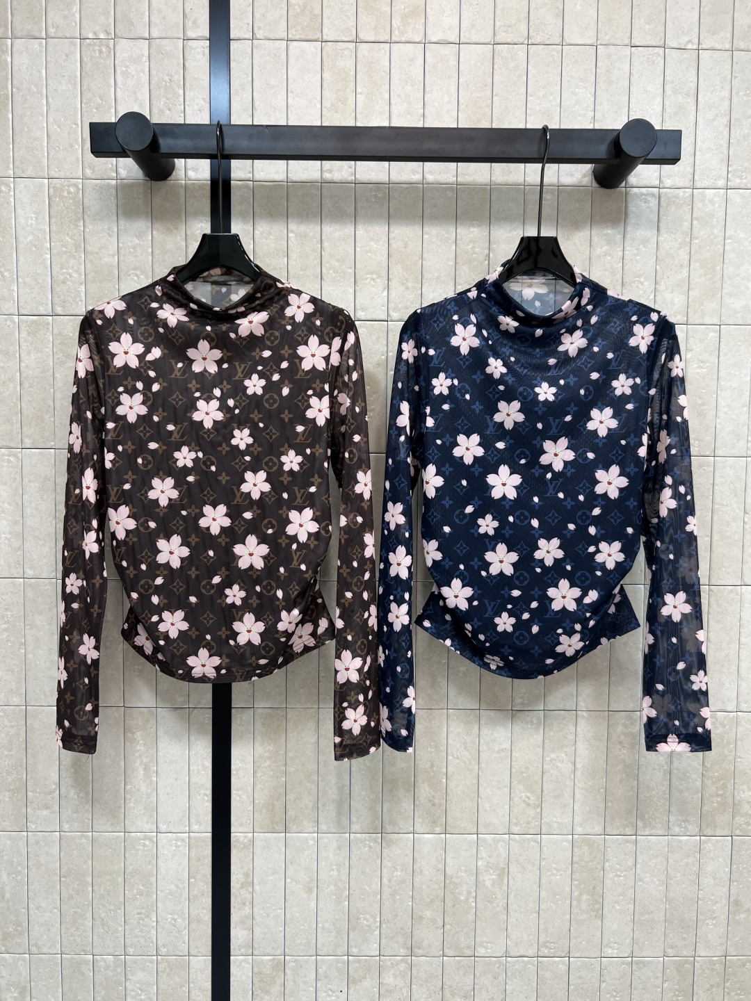 NO:469792,L's 25 early autumn new style cherry blossom pattern long-sleeved base shirt. The thin fabric feels silky and delicate. High-neck neckline. The whole body is prettier. The old-fashioned pattern is matched with cherry blossom pattern. The pleated waist design on both sides of the hem. The upper body is full of the temperament of the lady. It is amazing to wear it. It looks good when you wear it. Two colors and three codes. Size/S-M-L,,louis vuitton,alexander wang19860909L家 25早秋新款 樱花老花图案长袖打底衫 轻薄面料触感丝滑细腻 高领领口 通身钱币老花图案搭配樱花图案 衣摆两侧褶皱收腰设计 高级时髦 上身就是满满的御姐气质 做内搭简直绝了 随便穿穿都好看 两色三码 Size/S-M-L,,louis vuitton,alexander wang,Women's clothing