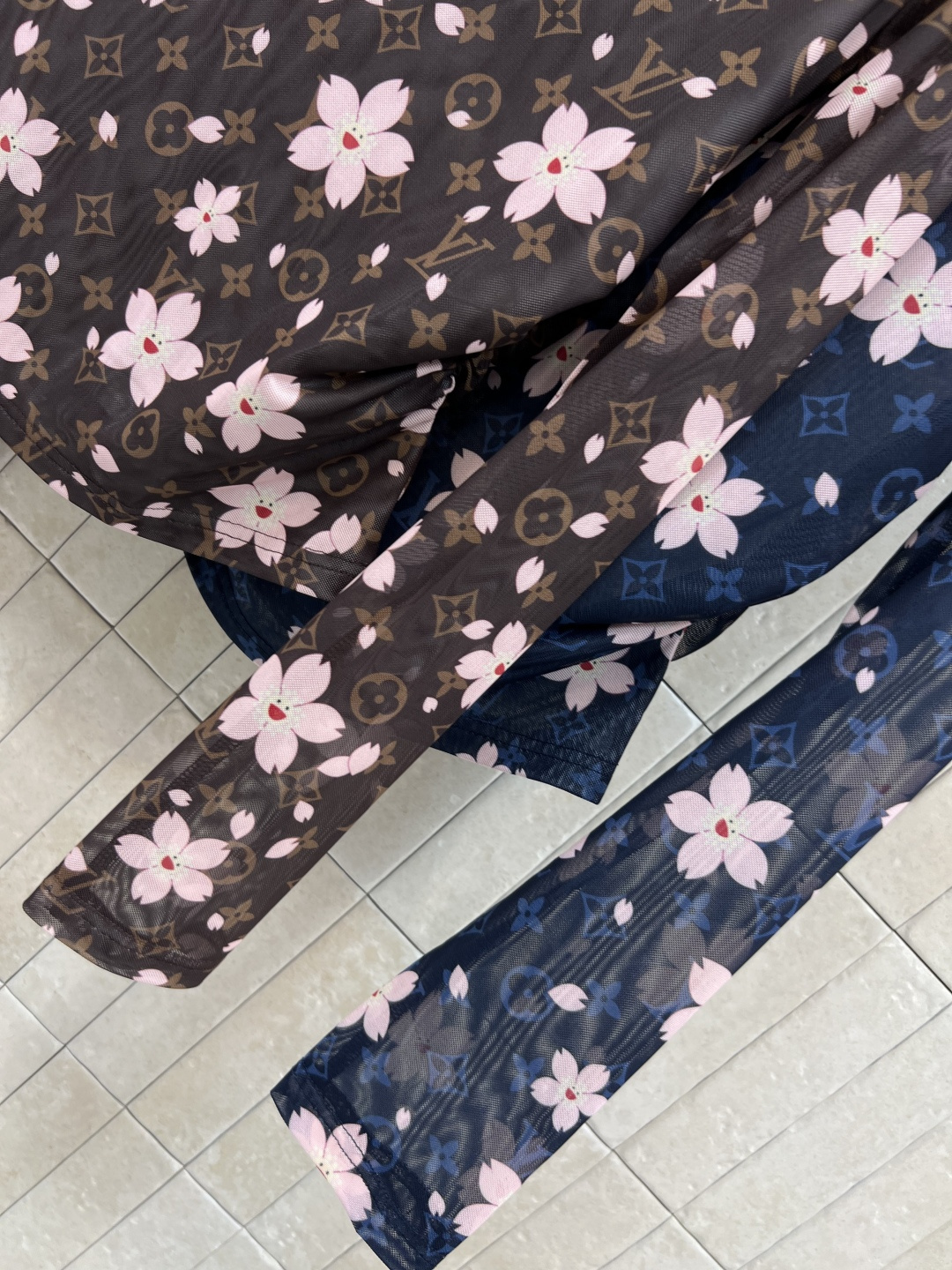 L家 25早秋新款 樱花老花图案长袖打底衫 轻薄面料触感丝滑细腻 高领领口 通身钱币老花图案搭配樱花图案