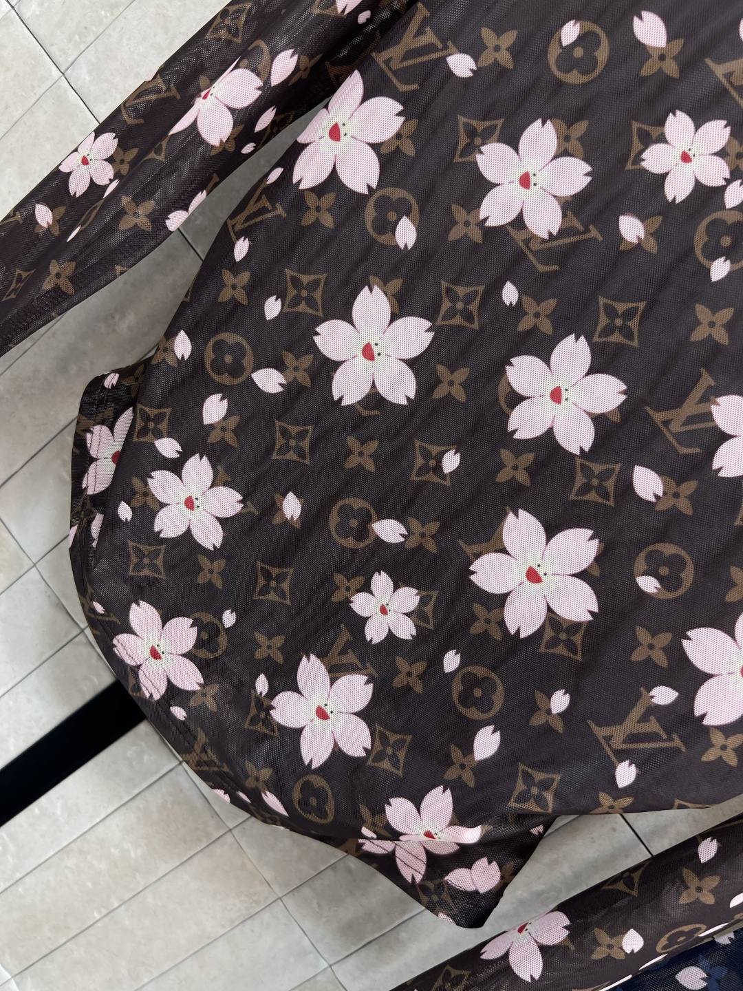 L家 25早秋新款 樱花老花图案长袖打底衫 轻薄面料触感丝滑细腻 高领领口 通身钱币老花图案搭配樱花图案