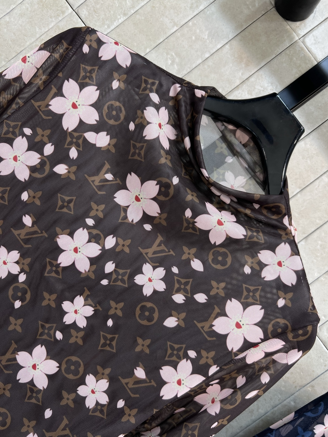 L家 25早秋新款 樱花老花图案长袖打底衫 轻薄面料触感丝滑细腻 高领领口 通身钱币老花图案搭配樱花图案