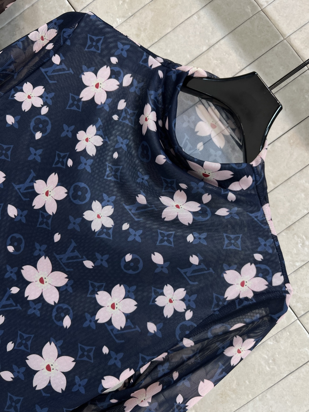 L家 25早秋新款 樱花老花图案长袖打底衫 轻薄面料触感丝滑细腻 高领领口 通身钱币老花图案搭配樱花图案