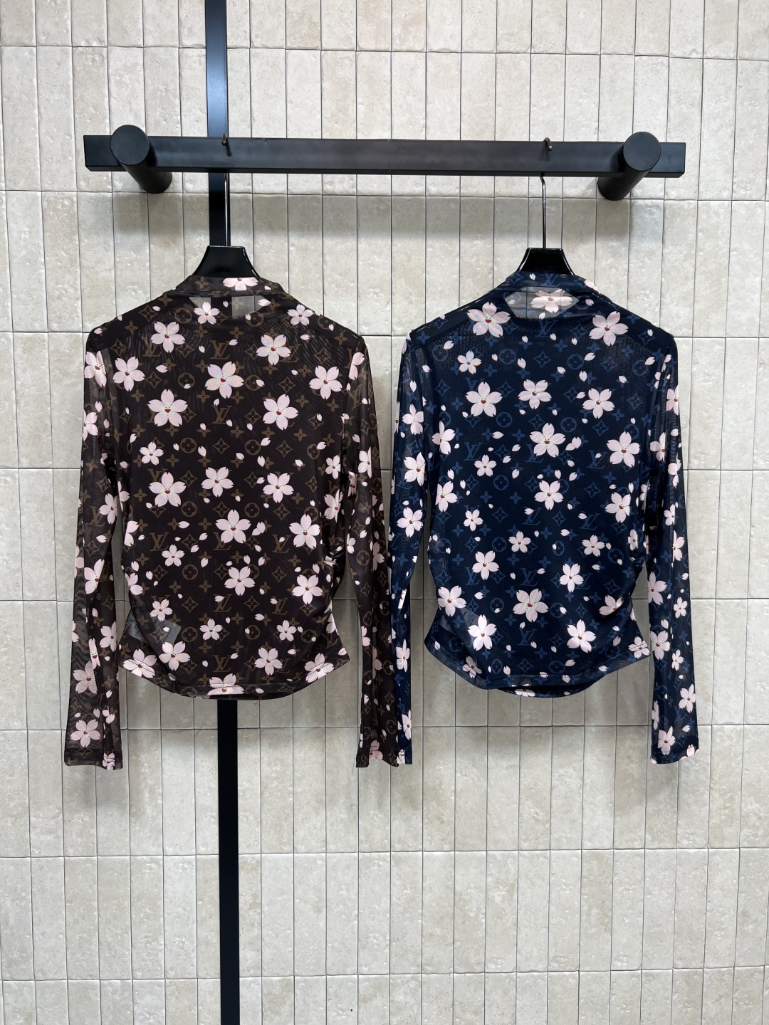 L家 25早秋新款 樱花老花图案长袖打底衫 轻薄面料触感丝滑细腻 高领领口 通身钱币老花图案搭配樱花图案