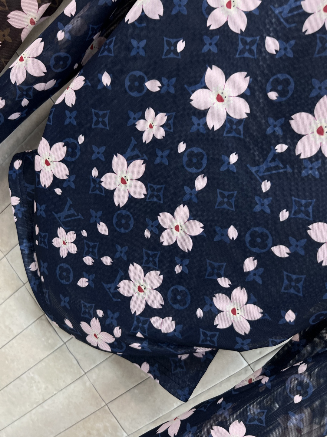 L家 25早秋新款 樱花老花图案长袖打底衫 轻薄面料触感丝滑细腻 高领领口 通身钱币老花图案搭配樱花图案