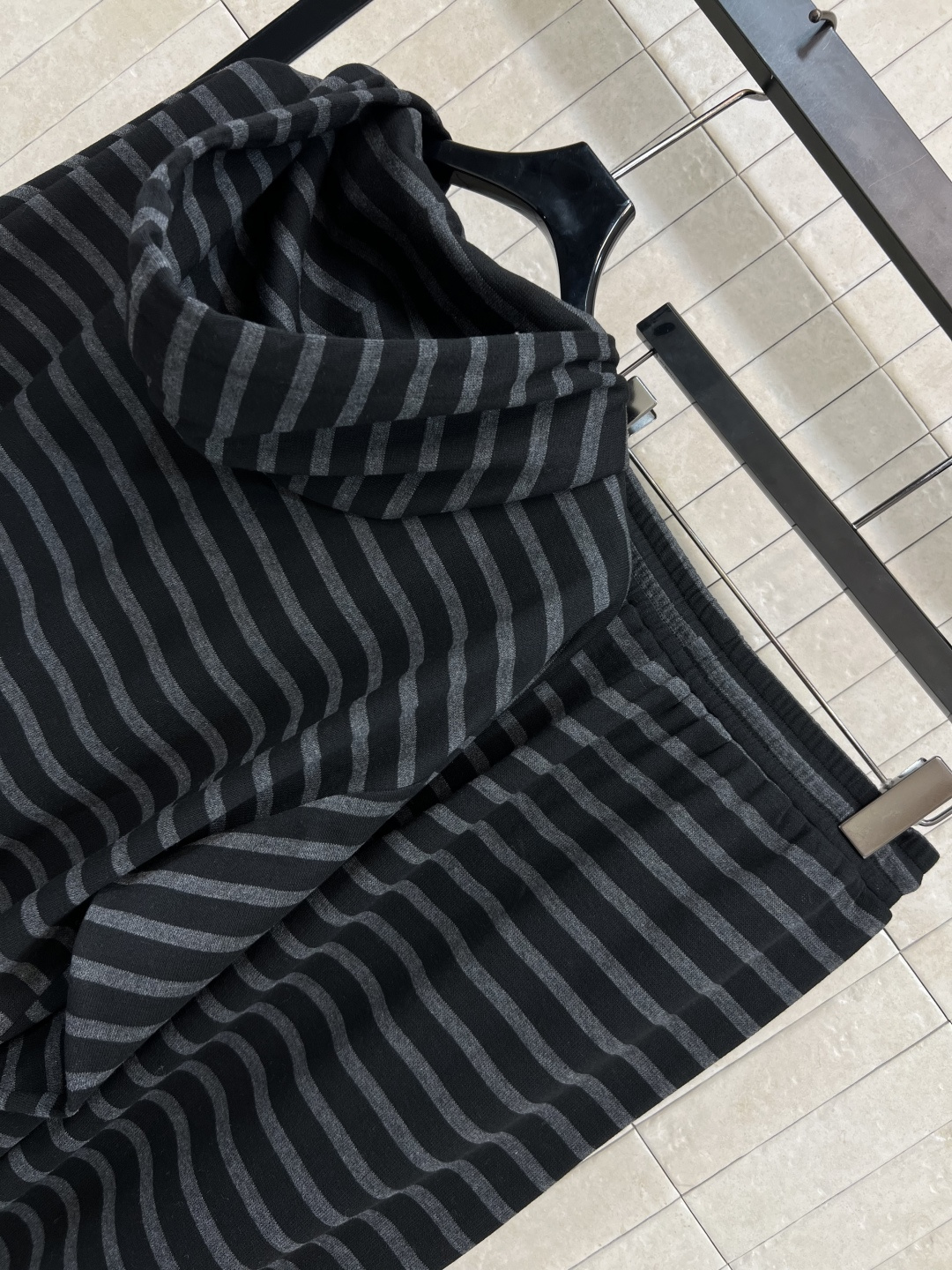 MIu家 25早秋新款 条纹休闲套装 连帽拉链卫衣外套+高腰休闲裤 绝绝子一套搭配 刺绣logo贴布点辍