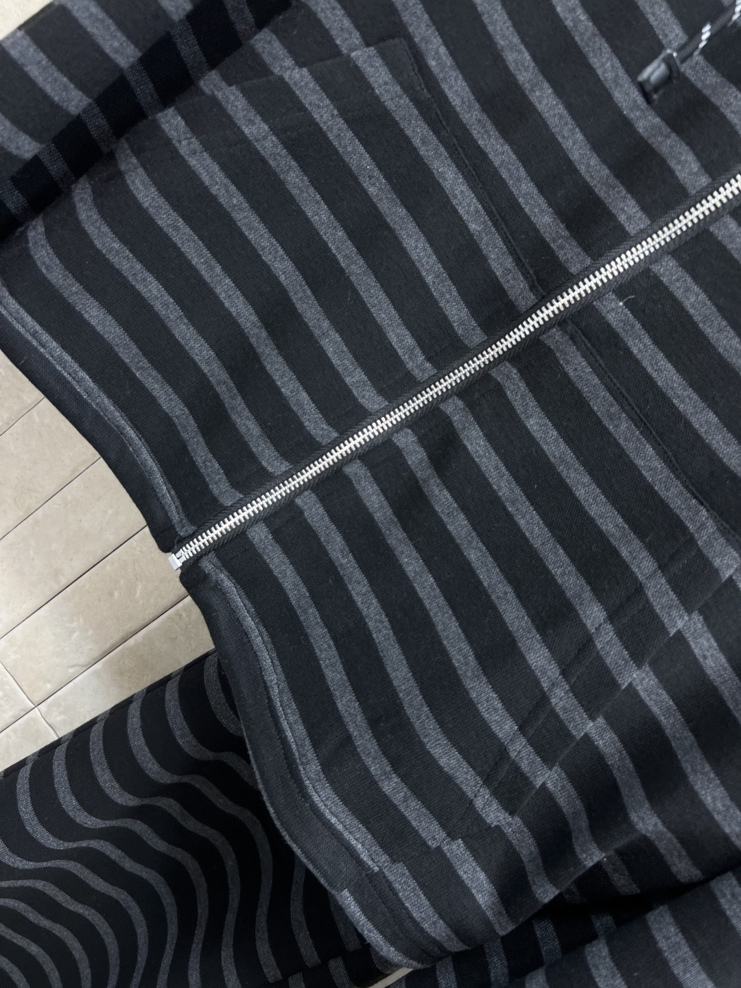 MIu家 25早秋新款 条纹休闲套装 连帽拉链卫衣外套+高腰休闲裤 绝绝子一套搭配 刺绣logo贴布点辍