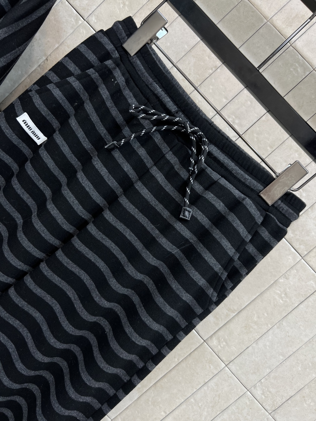 MIu家 25早秋新款 条纹休闲套装 连帽拉链卫衣外套+高腰休闲裤 绝绝子一套搭配 刺绣logo贴布点辍