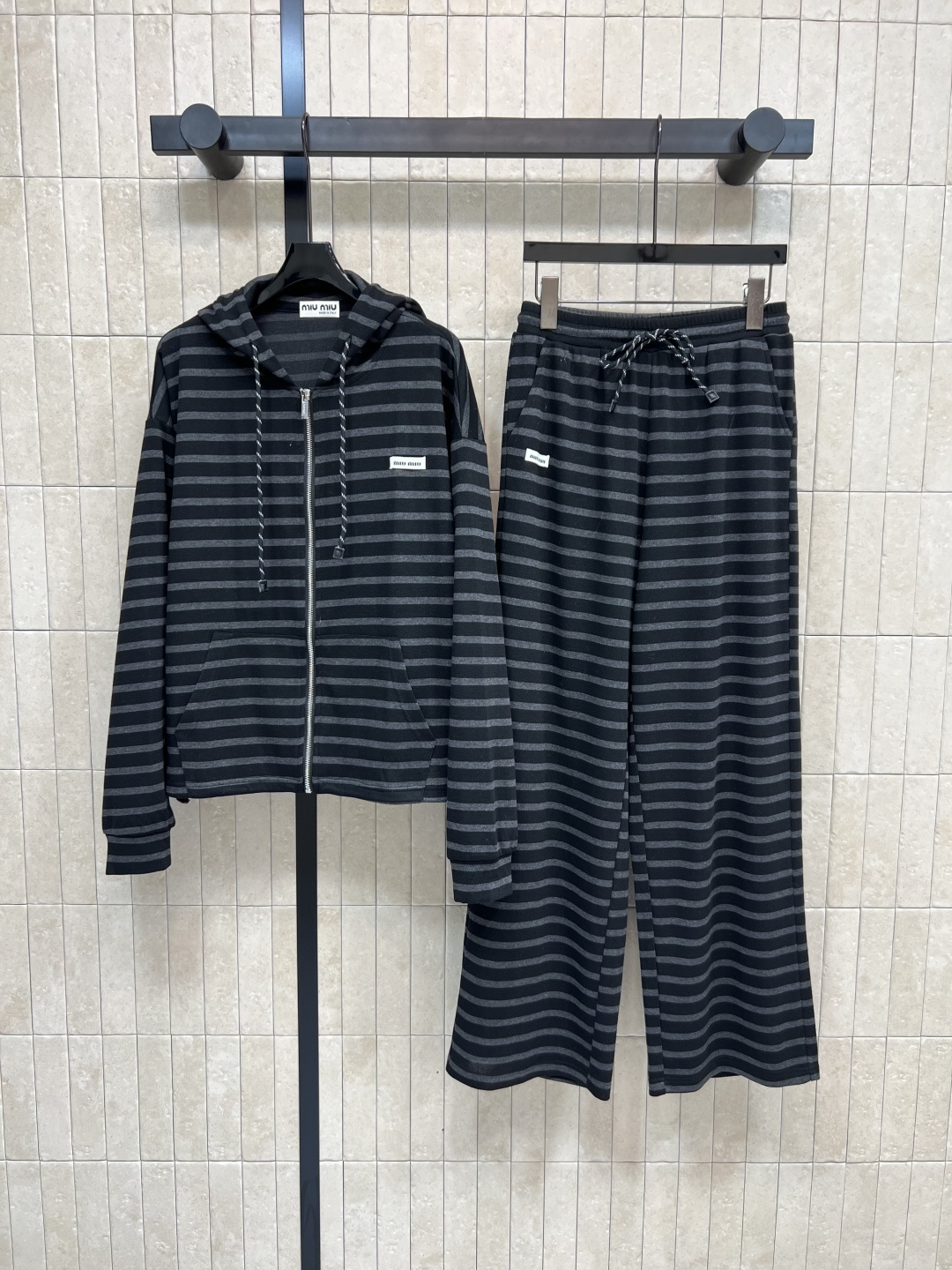 NO:469784,MIu Home 25 early autumn new striped casual suit Hooded zipper sweatshirt jacket + high-waist casual pants A set of matching Embroidery logo patches have super high recognition and easy to get fashionable style Long coat with high-waist shorts The upper body is 1.8 meters tall and slimming the flesh to make you look slimming easily Get long legs The upper body is eye-catching and eye-catching in one second One-color three-code Size/S-M-L, Miumiu, hoodie, sweatshirts, shorts, jackets & coats, hats, alexander wang19860909MIu家 25早秋新款 条纹休闲套装 连帽拉链卫衣外套+高腰休闲裤 绝绝子一套搭配 刺绣logo贴布点辍 拥有超高辨识度并且轻松get到时髦范 长款外套搭配高腰短裤 上身就是一米八模特身材 遮肉显瘦 轻松get大长腿 上身减龄一秒的吸睛抢镜 一色三码Size/S-M-L,,miumiu,hoodie,sweatshirts,shorts,jackets & coats,hats,alexander wang,Women's clothing