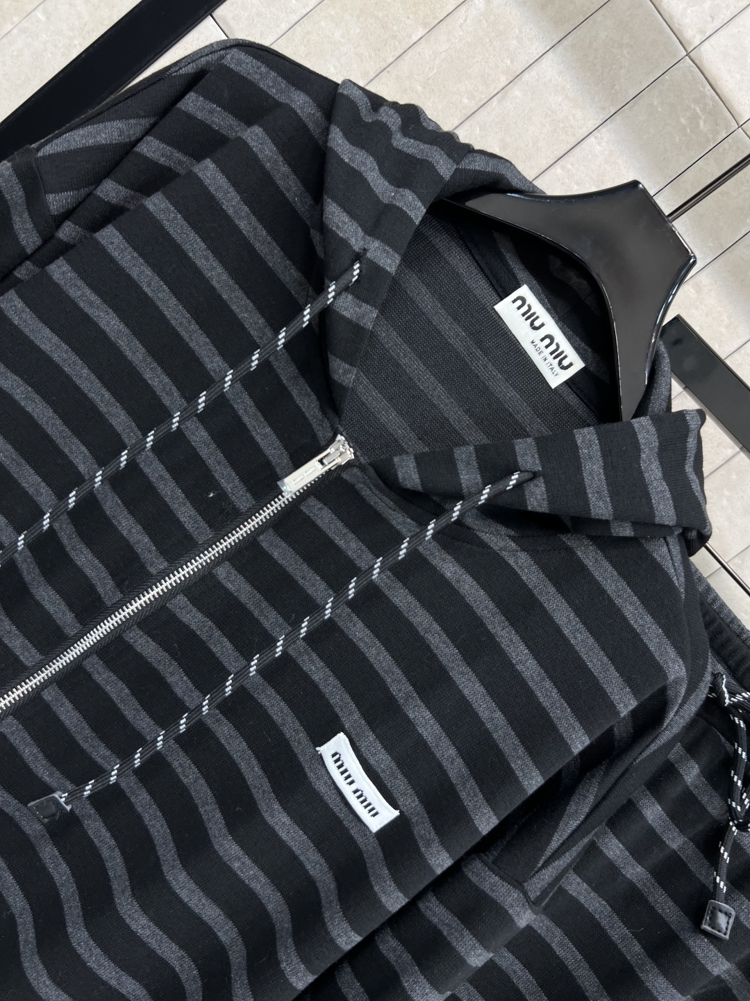 MIu家 25早秋新款 条纹休闲套装 连帽拉链卫衣外套+高腰休闲裤 绝绝子一套搭配 刺绣logo贴布点辍