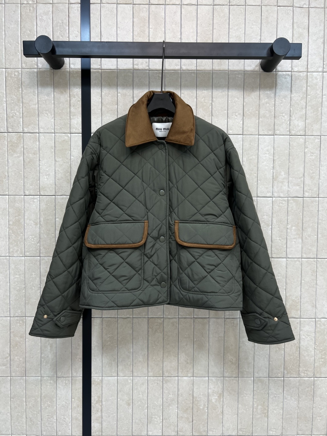 NO:469794,MIu Home 25 early autumn new military green cotton jacket exquisite craftsmanship and high matching degree. It is really hard to refuse the practical wearability. The small design of snap buttons on both sides of the hem. The cool and handsome huge warmth is a jacket that can survive the winter. It has a very design sense. The upper body is full of age-reducing girlish temperament. Daily leisure recommendations for going out on the street. Size/S-M-L,,miumiu, jackets & coats,alexander wang19860909MIu家 25早秋新款 军绿色棉服 精致工艺 搭配度也很高 实穿主义真的很难拒绝 下摆两侧按扣开叉小设计 酷帅无敌巨保暖一件可以过冬的外套 很有设计感 上身满满的减龄少女气质 日常出街休闲推荐 Size/S-M-L,,miumiu,jackets & coats,alexander wang,Women's clothing