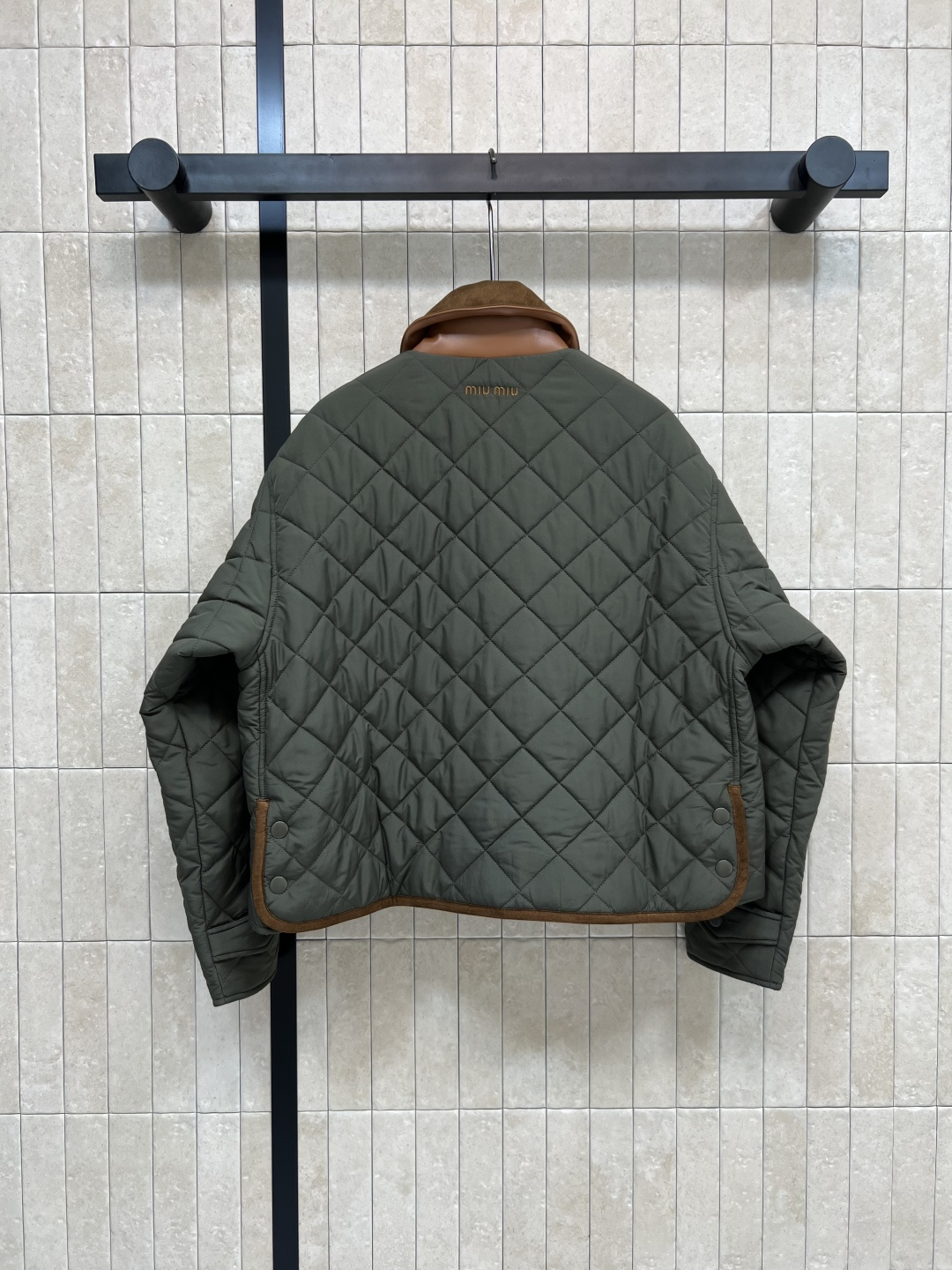 MIu家 25早秋新款 军绿色棉服 精致工艺 搭配度也很高 实穿主义真的很难拒绝 下摆两侧按扣开叉小设计