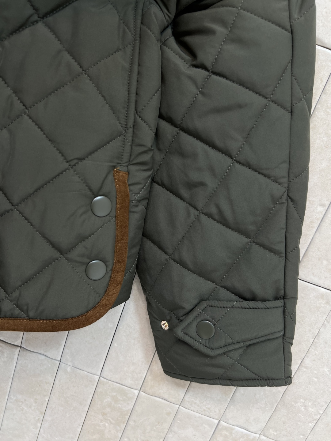 MIu家 25早秋新款 军绿色棉服 精致工艺 搭配度也很高 实穿主义真的很难拒绝 下摆两侧按扣开叉小设计