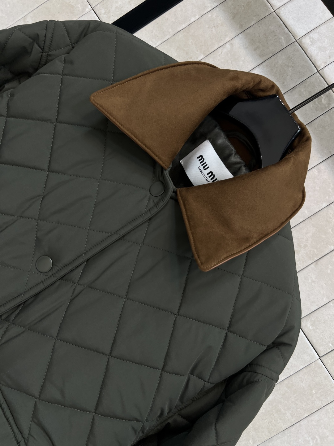 MIu家 25早秋新款 军绿色棉服 精致工艺 搭配度也很高 实穿主义真的很难拒绝 下摆两侧按扣开叉小设计