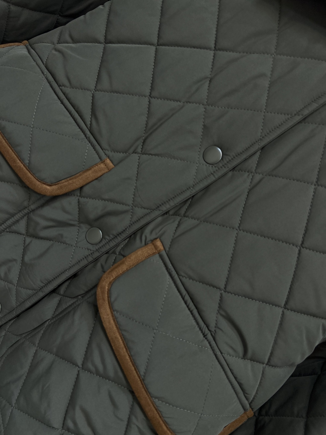 MIu家 25早秋新款 军绿色棉服 精致工艺 搭配度也很高 实穿主义真的很难拒绝 下摆两侧按扣开叉小设计