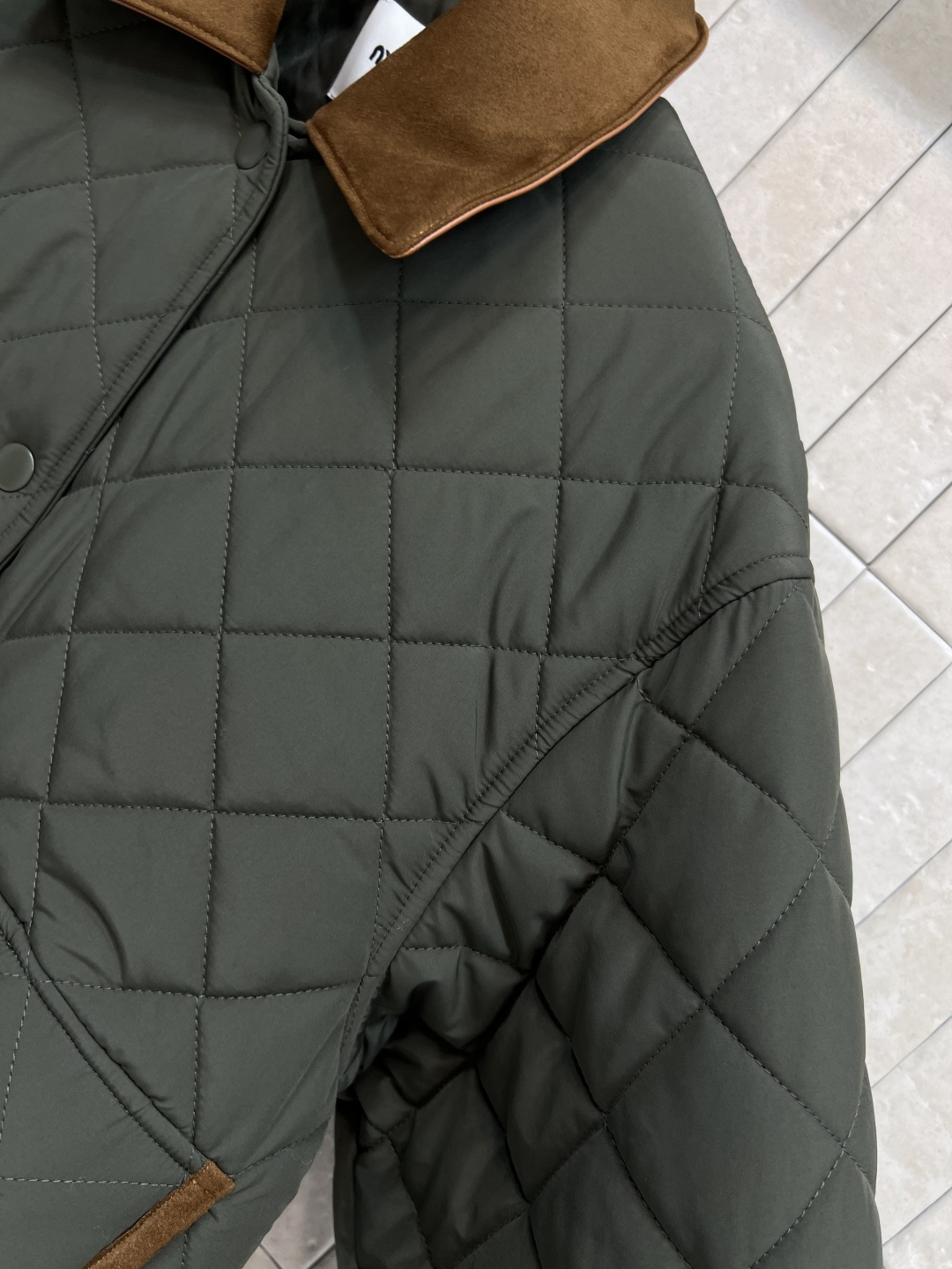 MIu家 25早秋新款 军绿色棉服 精致工艺 搭配度也很高 实穿主义真的很难拒绝 下摆两侧按扣开叉小设计