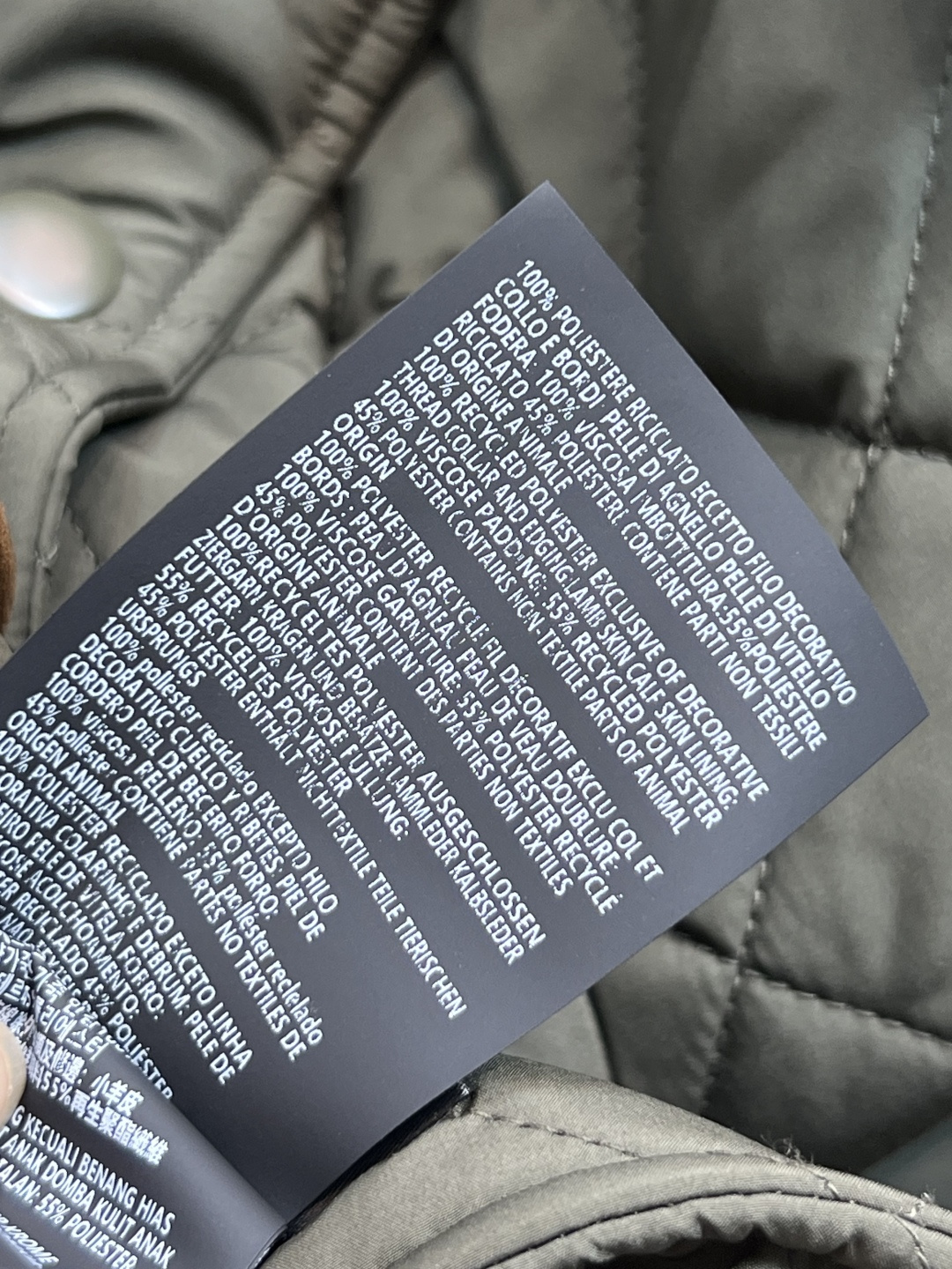 MIu家 25早秋新款 军绿色棉服 精致工艺 搭配度也很高 实穿主义真的很难拒绝 下摆两侧按扣开叉小设计