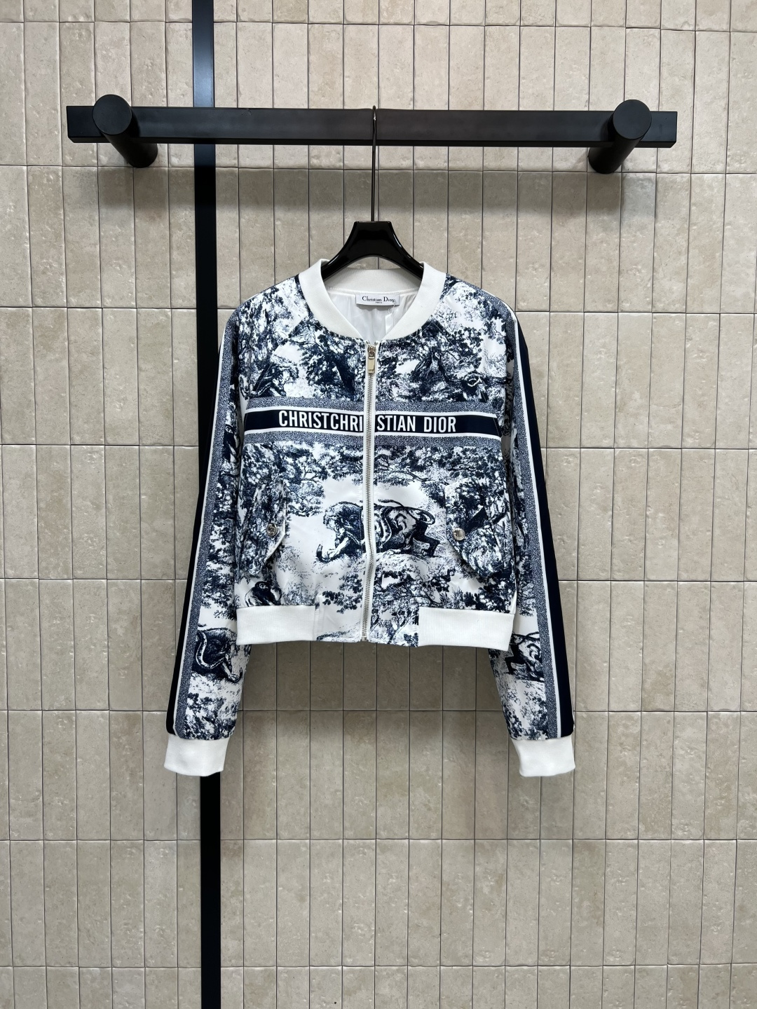 NO:469806,D Home 25 early autumn new style, small round neck zipper jacket, classic animal jungle pattern, very suitable for early autumn, super festive atmosphere, the upper body also has its own age-reducing effect, baby blue color is really beautiful, very eye-catching and fashionable in one second, small loose style, versatile and not picky for people, eye-catching and high-end, all kinds of street photos are good, small color three-code Size/S-M-L,,dior, jackets & coats, jackets & coats, alexander wang19860909D家 25早秋新款 小圆领拉链夹克外套 经典动物丛林图案 非常适合早秋穿 超有节日氛围感 上身也是自带减龄的效果 baby蓝的颜色真的很美 一秒就很抢眼时尚 小宽松版型 百搭不挑人穿 吸睛又高级 街拍各种都好看 小色三码 Size/S-M-L,,dior,jackets & coats,jackets & coats,alexander wang,Women's clothing