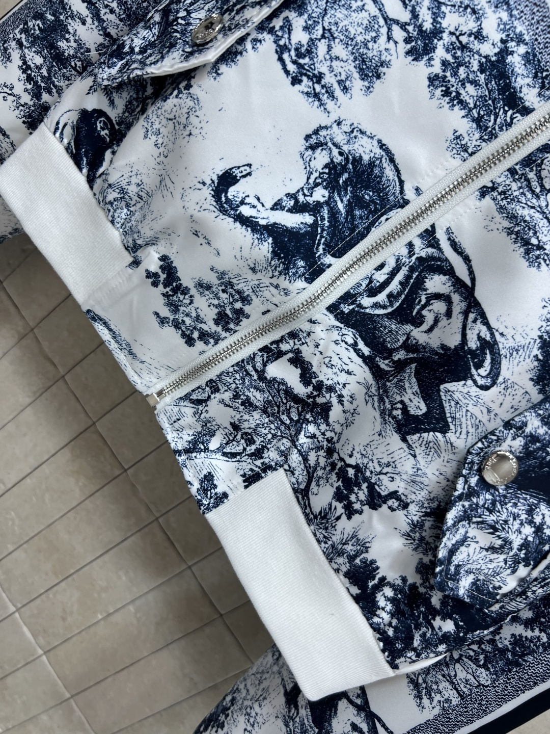 D家 25早秋新款 小圆领拉链夹克外套 经典动物丛林图案 非常适合早秋穿 超有节日氛围感 上身也是自带减