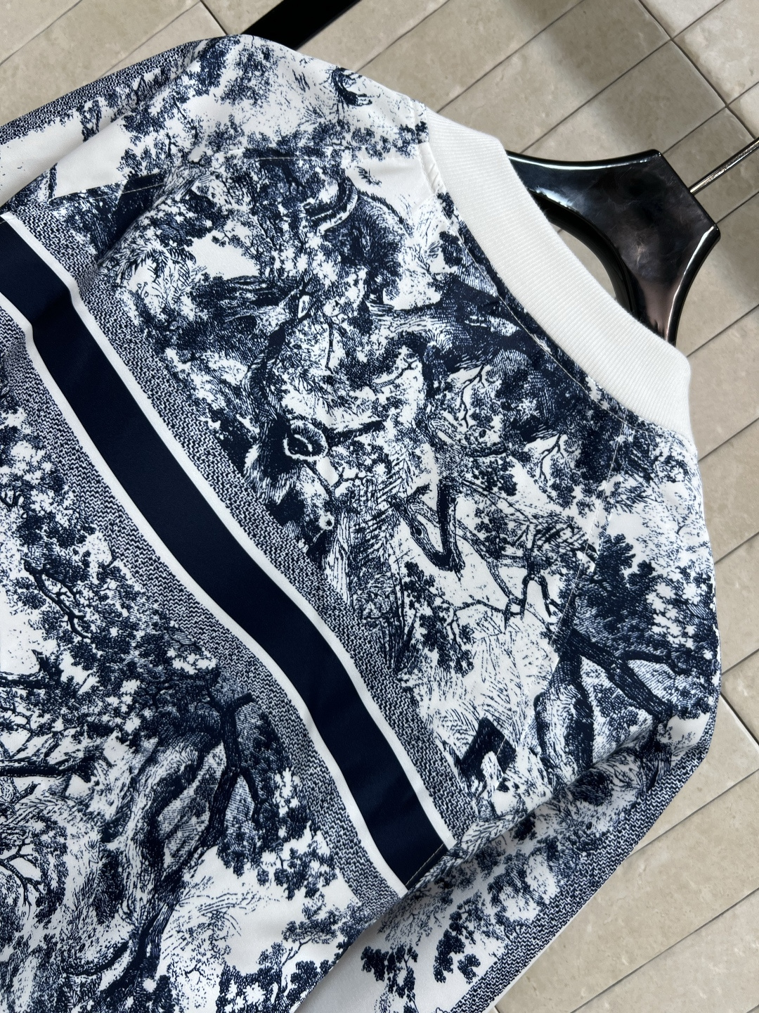 D家 25早秋新款 小圆领拉链夹克外套 经典动物丛林图案 非常适合早秋穿 超有节日氛围感 上身也是自带减