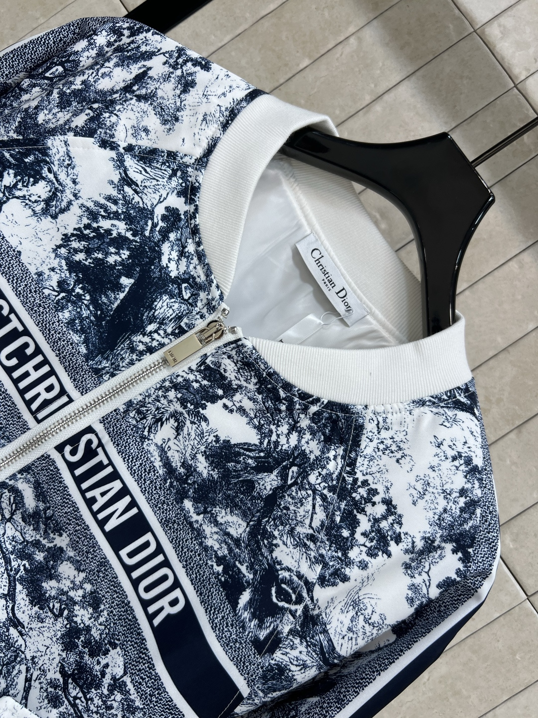 D家 25早秋新款 小圆领拉链夹克外套 经典动物丛林图案 非常适合早秋穿 超有节日氛围感 上身也是自带减