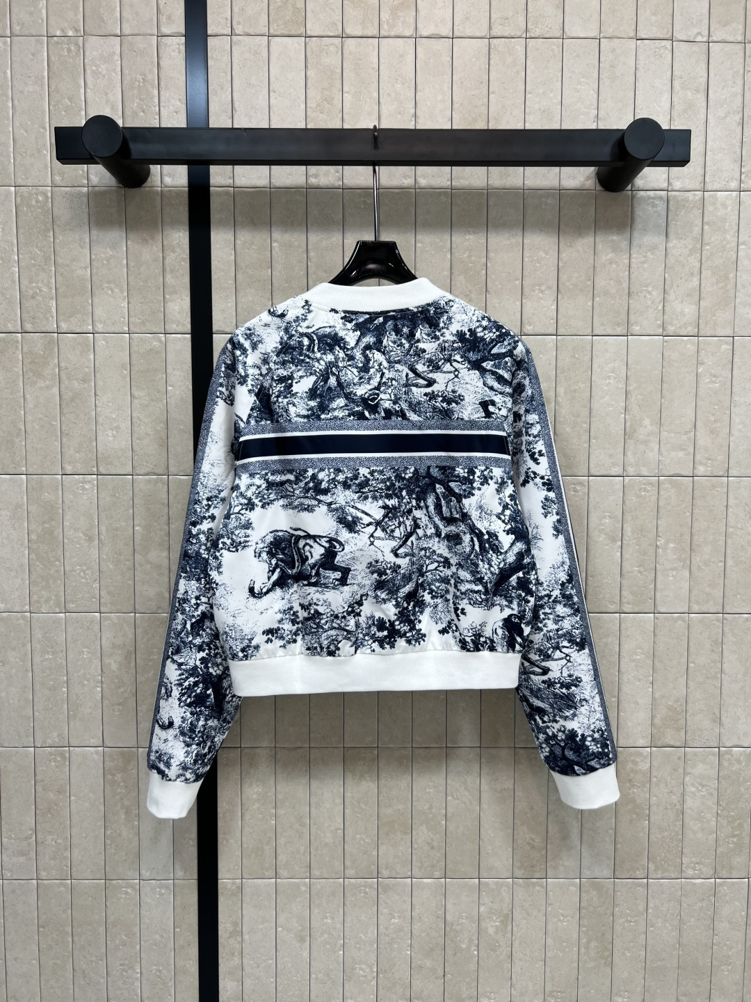 D家 25早秋新款 小圆领拉链夹克外套 经典动物丛林图案 非常适合早秋穿 超有节日氛围感 上身也是自带减