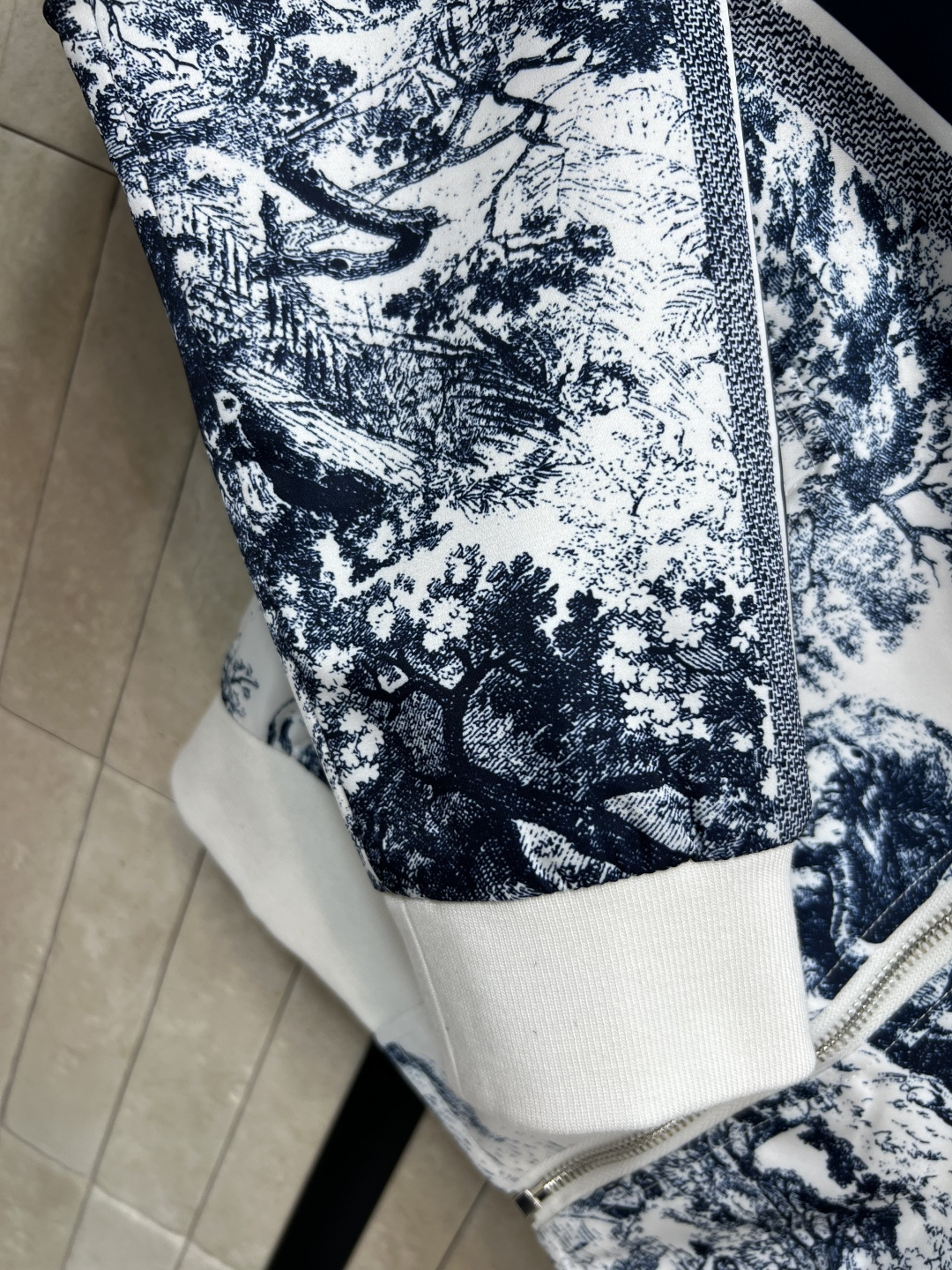 D家 25早秋新款 小圆领拉链夹克外套 经典动物丛林图案 非常适合早秋穿 超有节日氛围感 上身也是自带减