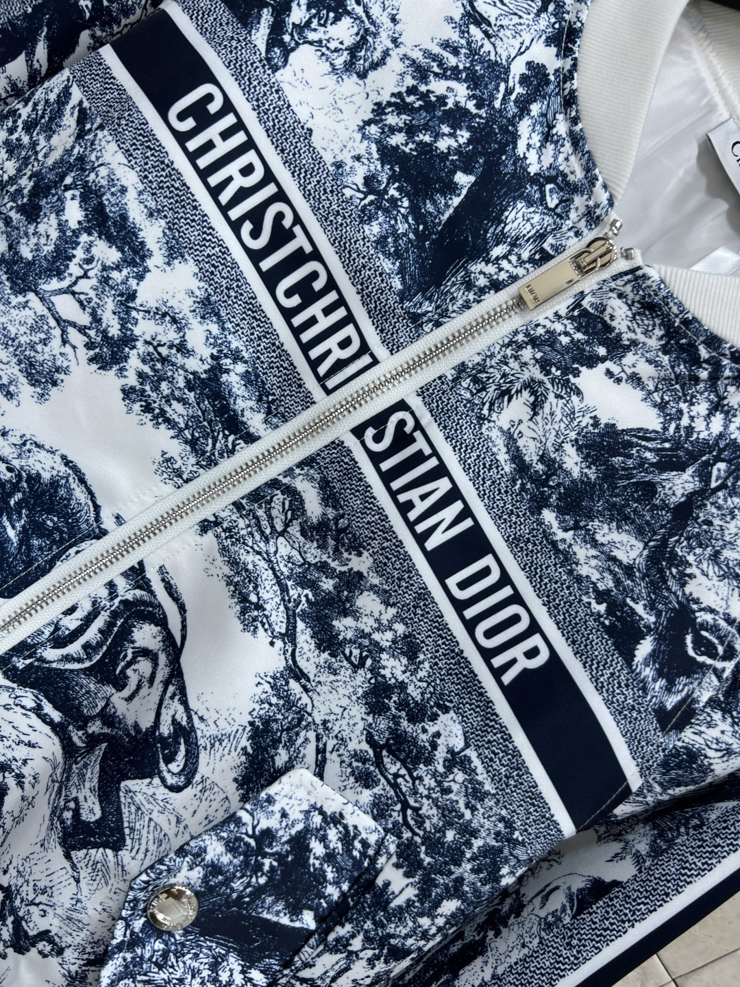 D家 25早秋新款 小圆领拉链夹克外套 经典动物丛林图案 非常适合早秋穿 超有节日氛围感 上身也是自带减