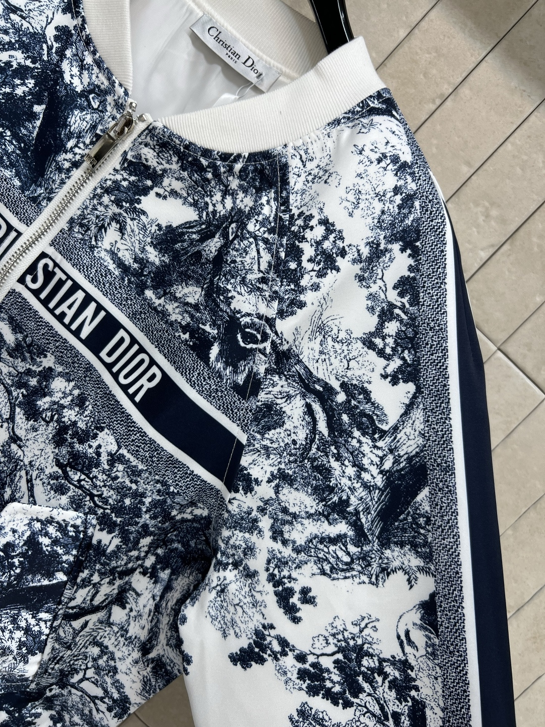 D家 25早秋新款 小圆领拉链夹克外套 经典动物丛林图案 非常适合早秋穿 超有节日氛围感 上身也是自带减