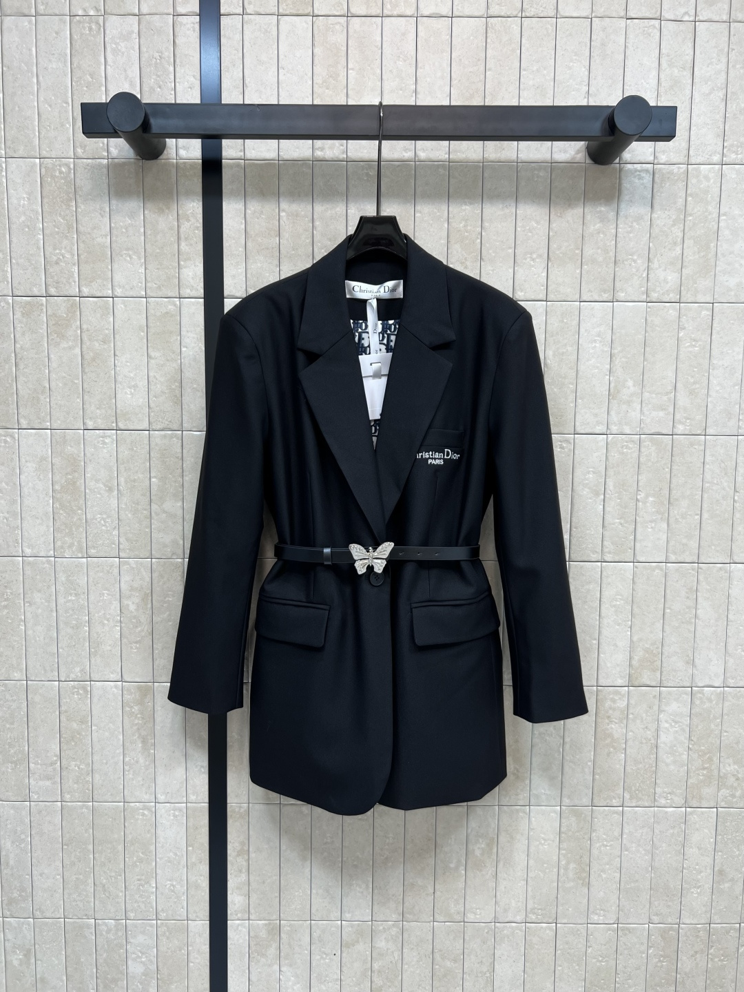 NO:469818,D Home 25 early autumn new style, mid-length belt suit jacket, wide-size design suit jacket, fashionable and elegant and casual without losing style, butterfly leather belt, waist-hugging, flesh-slimming, slimming, belt waist-hugging, waist-hugging, waist-hugging, waist-hugging, waist-hugging, waist-hugging, waist-hugging, braided webbing, more exquisite revealing noble temperament, the upper body is a delicate girl who can be sweet or salty, presbyopic lining, high-end sense up, one-color three-code Size/S-M-L,,dior, jackets & coats, business suit, alexander wang19860909D家 25早秋新款 腰带中长款西装外套 阔版设计感十足的西装外套 时髦又带有气质休闲不失格调 配送蝴蝶皮革腰带收腰 遮肉显瘦绝绝子 腰带收腰显露腰线 烘托曼妙身形 胸前织带Logo点缀 更显精致展露高贵气质 上身就是可甜可盐的精致女孩 老花内衬高级感up 一色三码Size/S-M-L,,dior,jackets & coats,business suit,alexander wang,Women's clothing