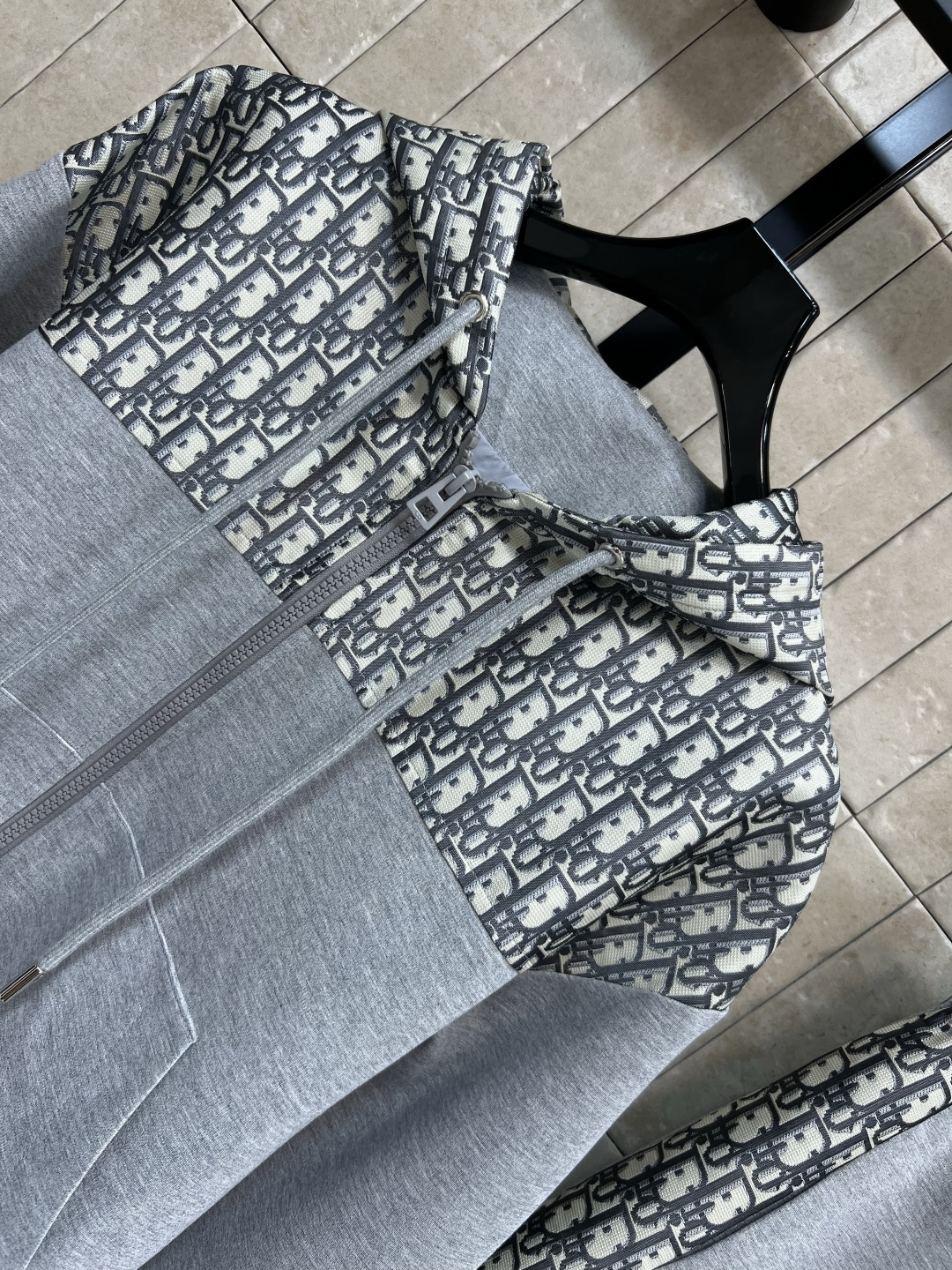 D家 25早秋新款 经典D字母老花图案拼接设计 休闲连帽卫衣+抽绳休闲裤 一套上身帅气又时髦有型 经典版