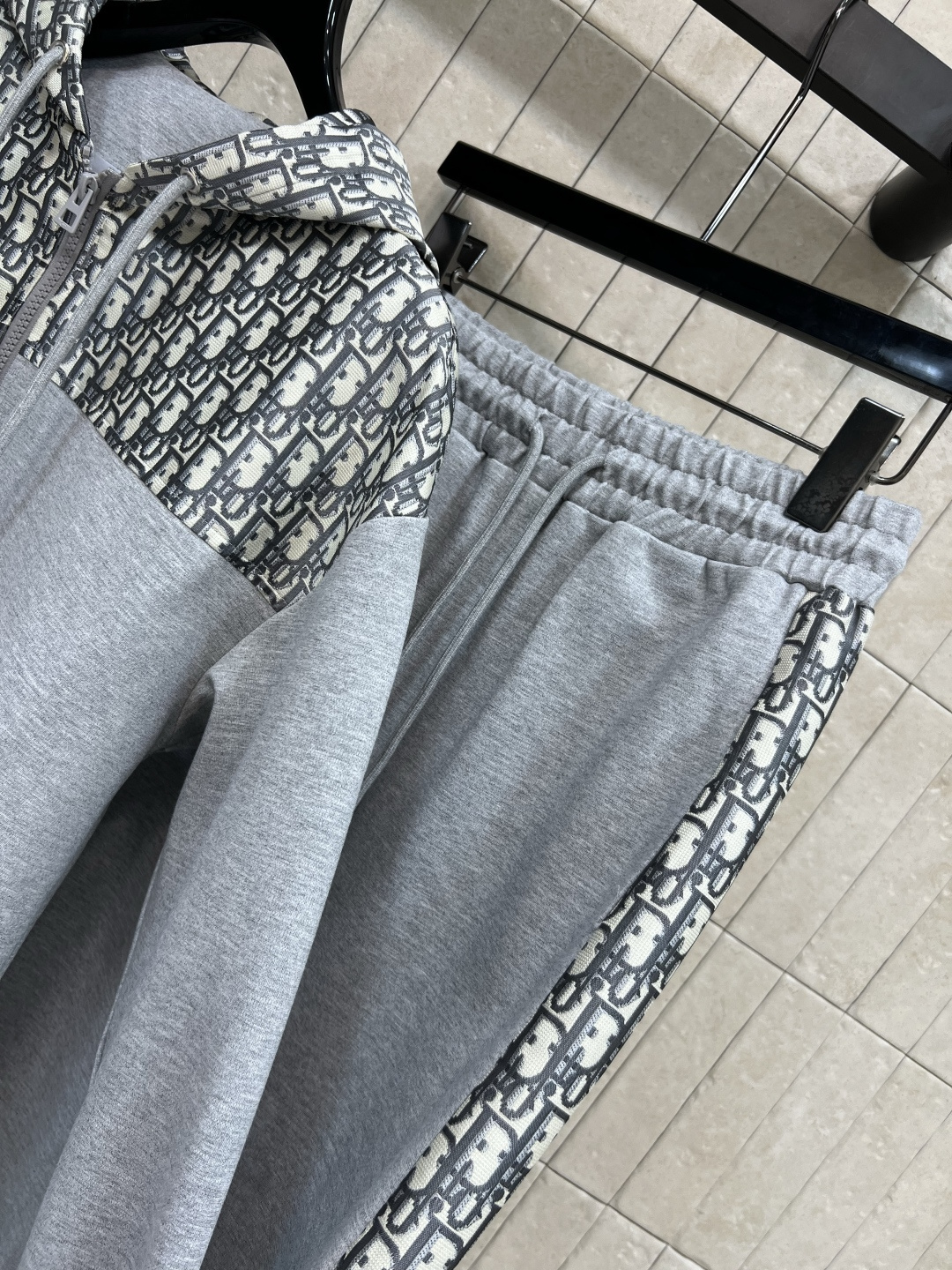 D家 25早秋新款 经典D字母老花图案拼接设计 休闲连帽卫衣+抽绳休闲裤 一套上身帅气又时髦有型 经典版