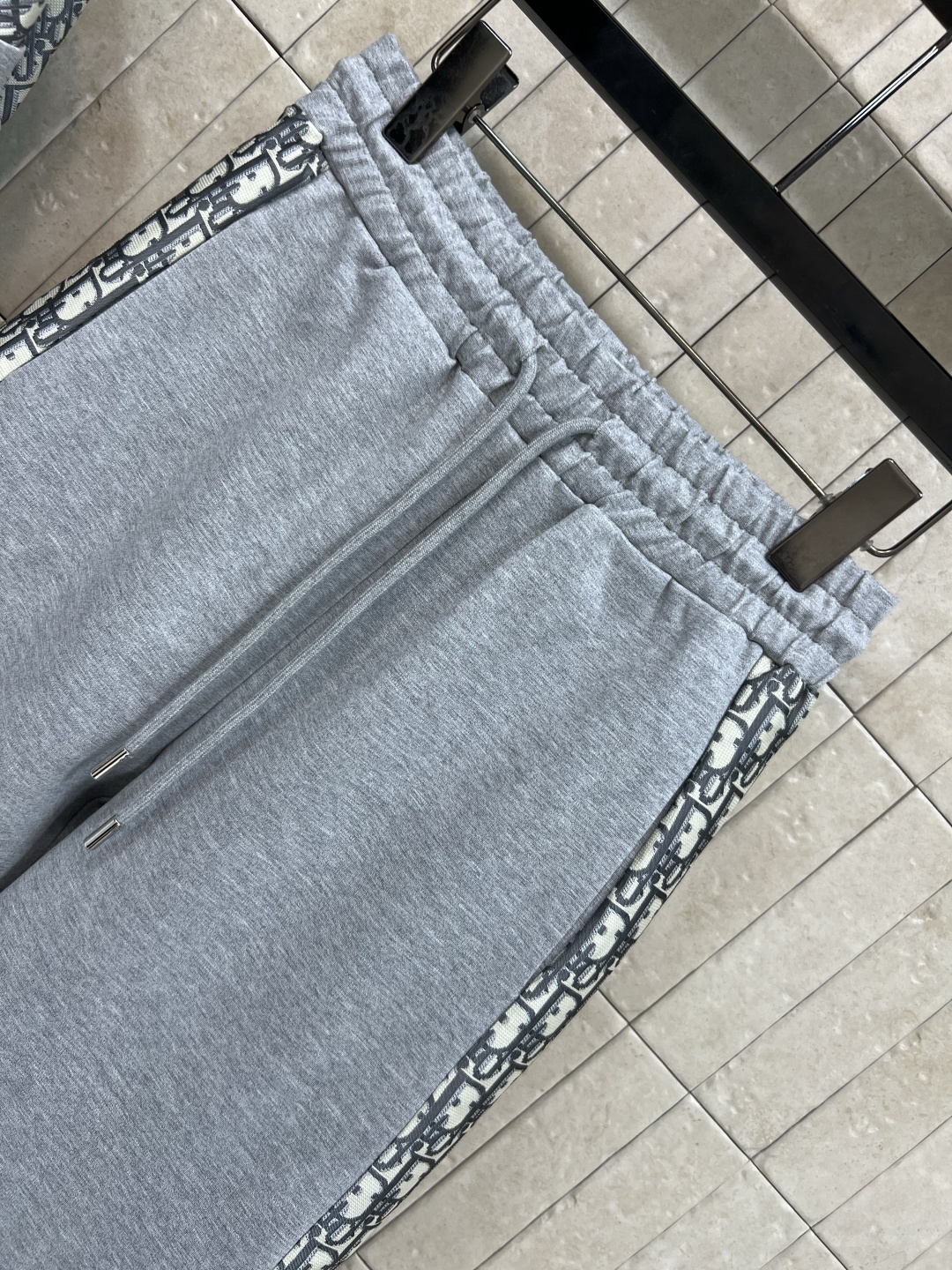 D家 25早秋新款 经典D字母老花图案拼接设计 休闲连帽卫衣+抽绳休闲裤 一套上身帅气又时髦有型 经典版