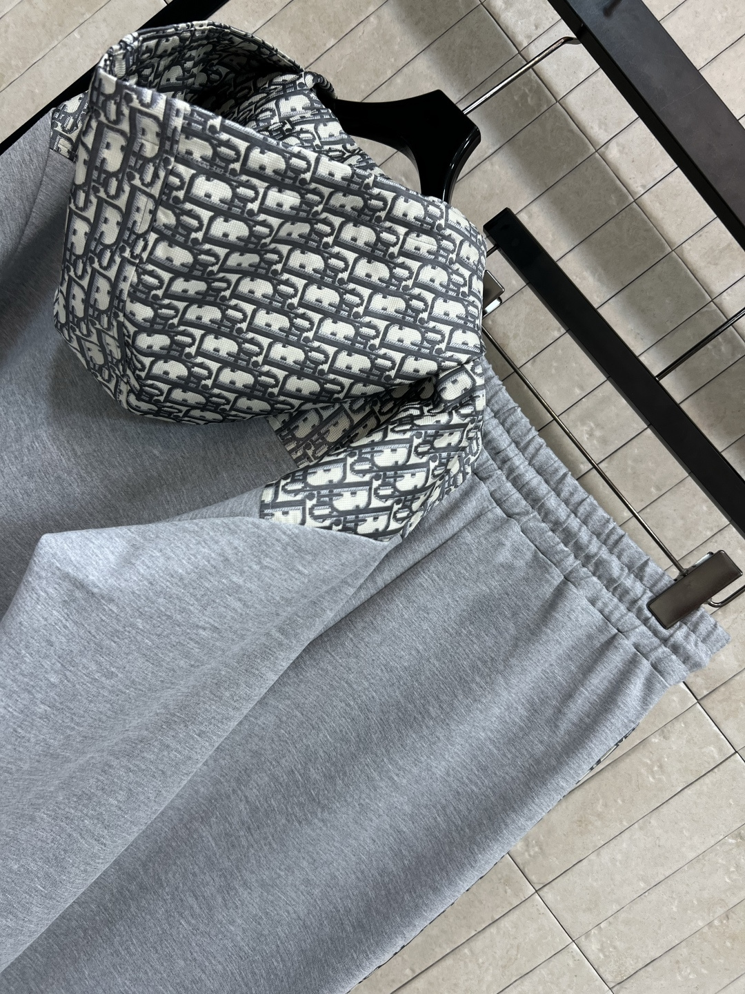 D家 25早秋新款 经典D字母老花图案拼接设计 休闲连帽卫衣+抽绳休闲裤 一套上身帅气又时髦有型 经典版