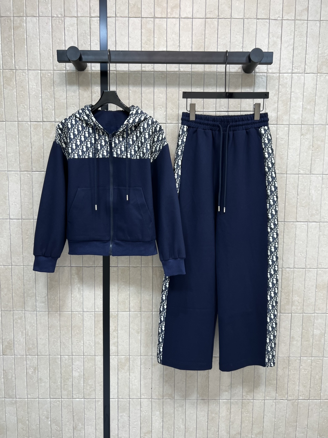 NO:469848,D Home 25 early autumn new style, classic D letters prescription pattern splicing design, casual hooded sweatshirt + drawstring casual pants, a set of handsome, fashionable and stylish, classic style, versatile and not picky, a set of wear, a set of great custom YB hardware accessories, excellent details and workmanship, one set for sale, two colors and three codes Size/S-M-L,,dior,hoodie, sweatshirts,hats,alexander wang19860909D家 25早秋新款 经典D字母老花图案拼接设计 休闲连帽卫衣+抽绳休闲裤 一套上身帅气又时髦有型 经典版型百搭不挑人 单穿一套都很赞 定制YB五金配件 细节做工都很赞 一套出售 两色三码Size/S-M-L,,dior,hoodie,sweatshirts,hats,alexander wang,Women's clothing