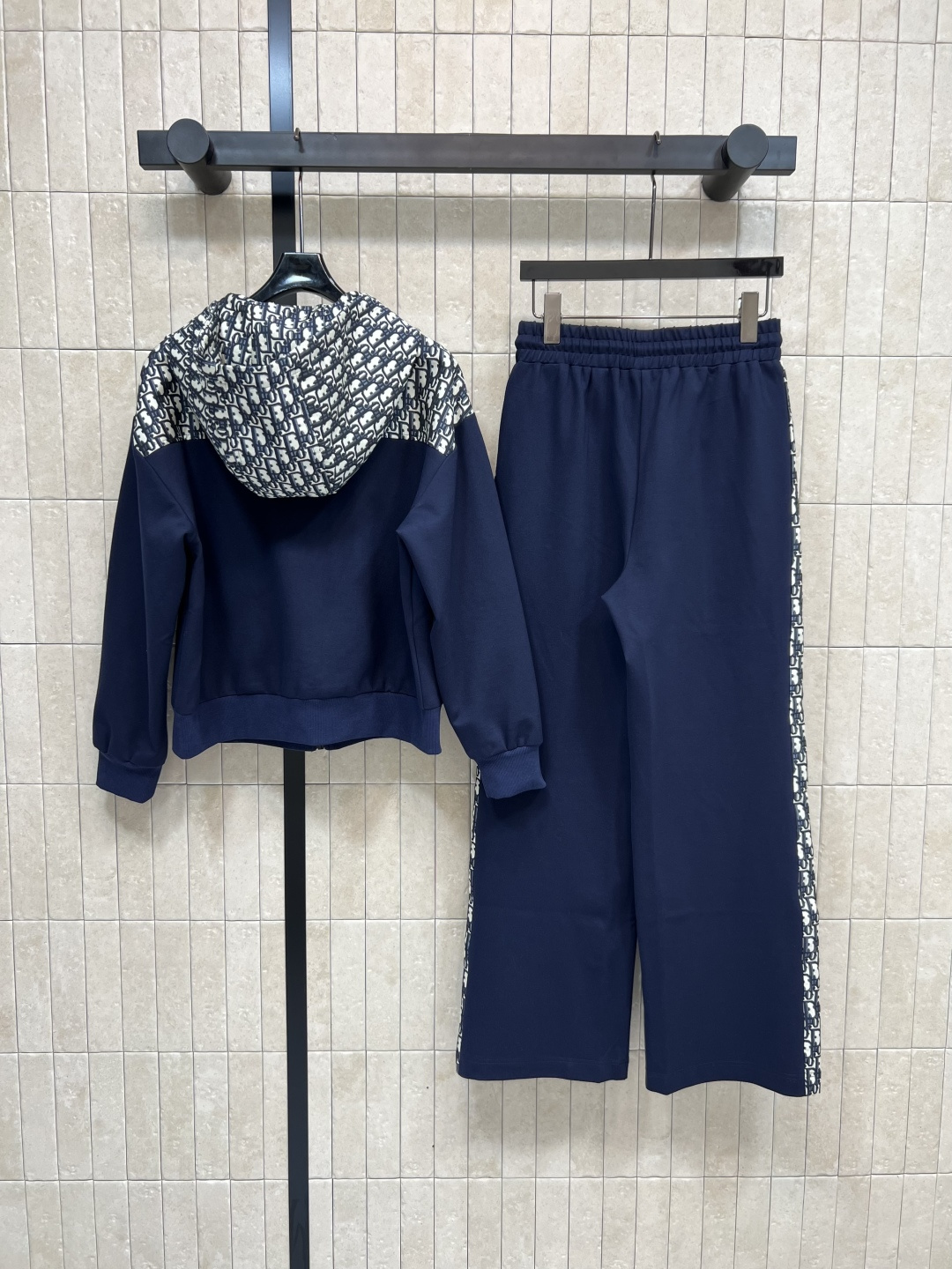 D家 25早秋新款 经典D字母老花图案拼接设计 休闲连帽卫衣+抽绳休闲裤 一套上身帅气又时髦有型 经典版