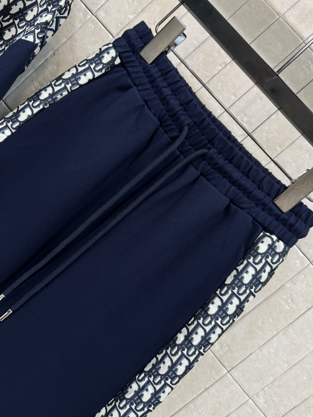 D家 25早秋新款 经典D字母老花图案拼接设计 休闲连帽卫衣+抽绳休闲裤 一套上身帅气又时髦有型 经典版