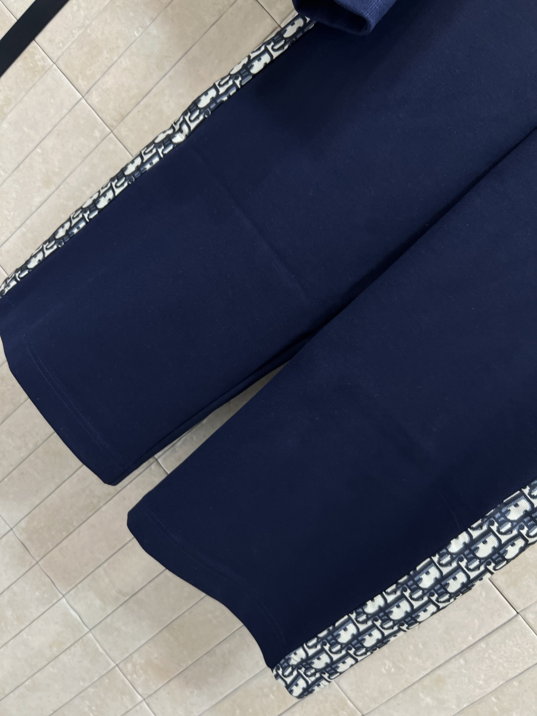 D家 25早秋新款 经典D字母老花图案拼接设计 休闲连帽卫衣+抽绳休闲裤 一套上身帅气又时髦有型 经典版