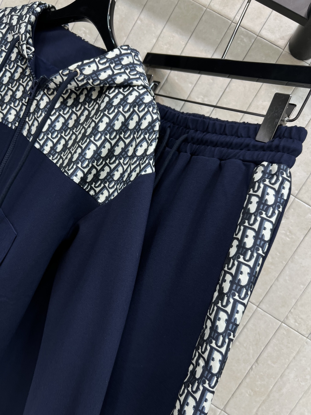 D家 25早秋新款 经典D字母老花图案拼接设计 休闲连帽卫衣+抽绳休闲裤 一套上身帅气又时髦有型 经典版